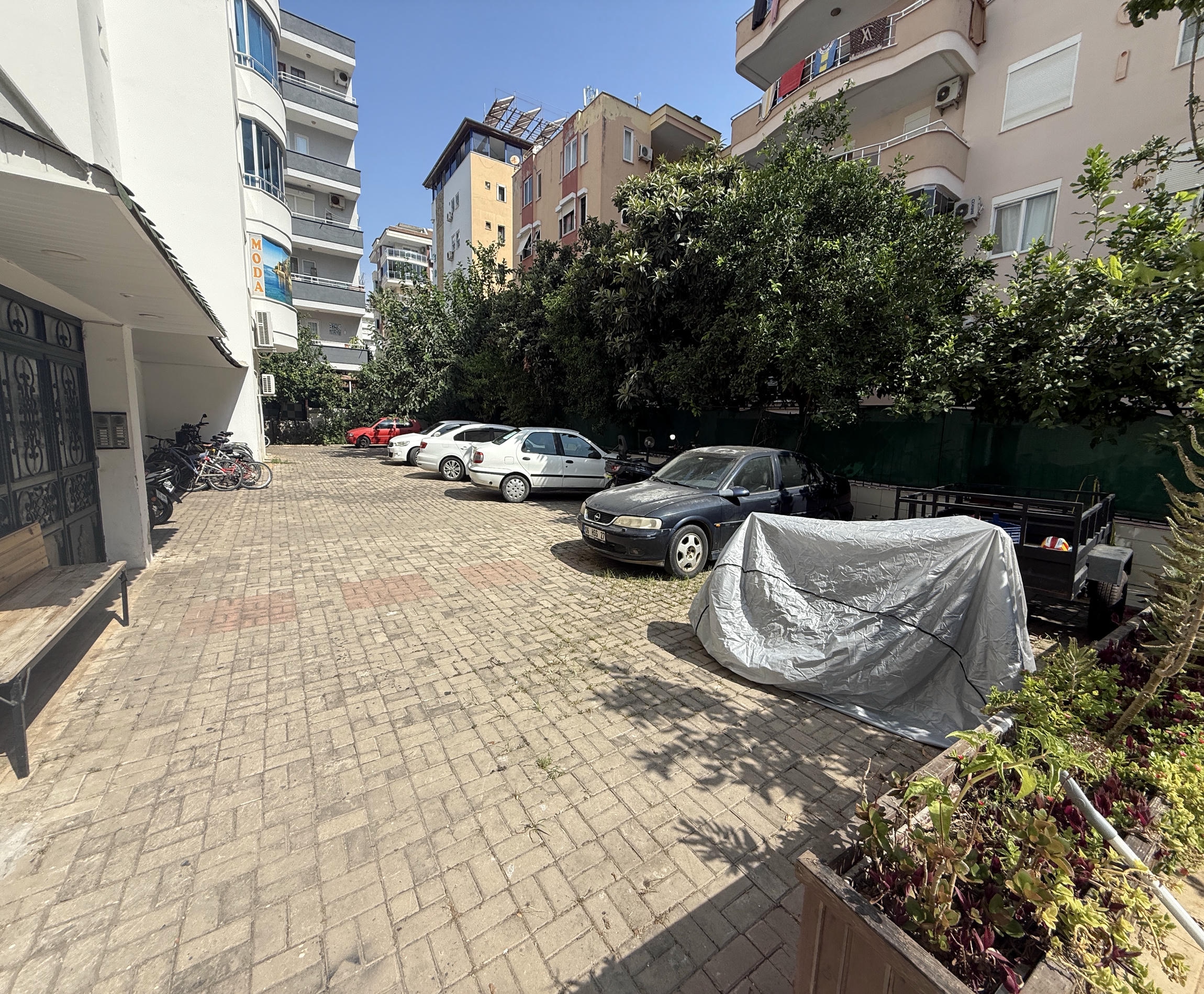 Dairelerin bulunduğu sitede araçlarla çevrili taş döşeli otopark ve kapalı giriş bulunuyor