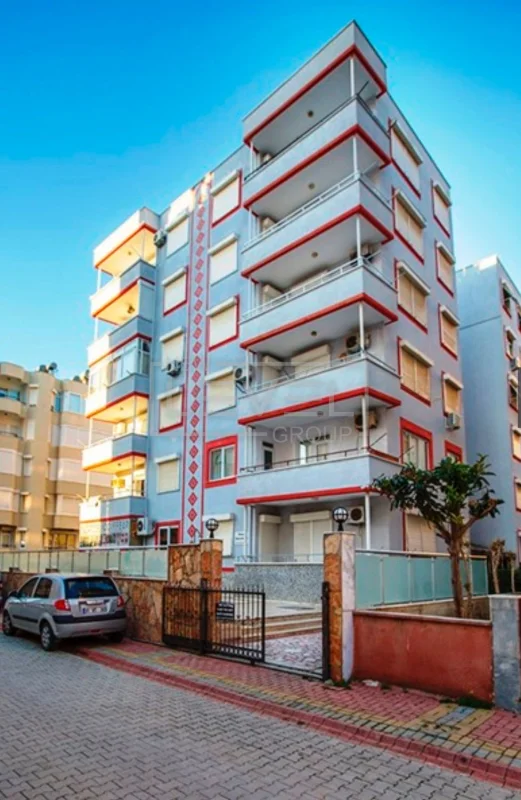Kırmızı çerçeveli bina cephesi, Alanya'nın Mahmutlar'ında satılık 2+1 daire, Türkiye — New Level Group