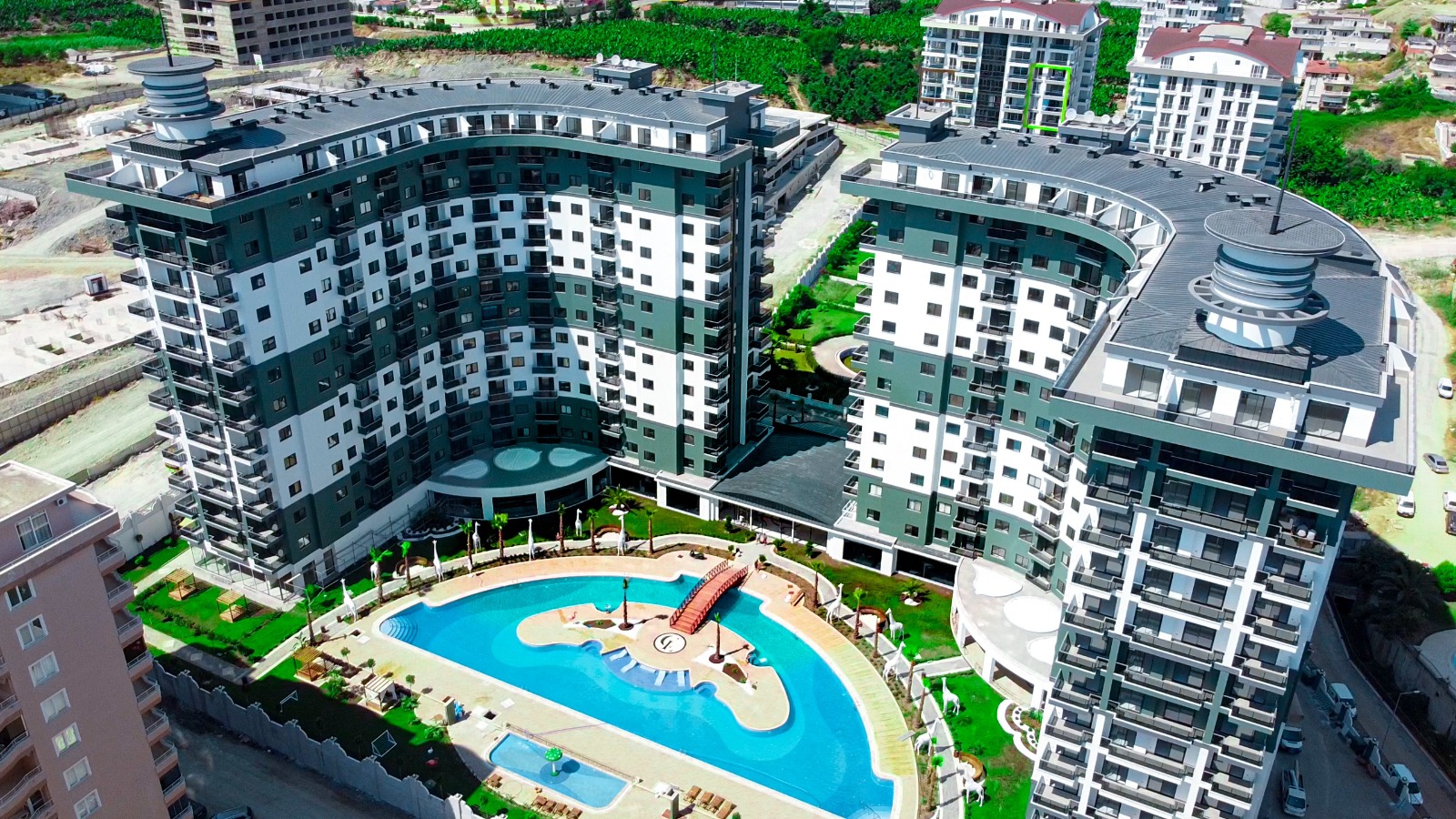 Pool and bridge: 1+1 apartment for sale in Mahmutlar, Alanya, Turkey — New Level Group