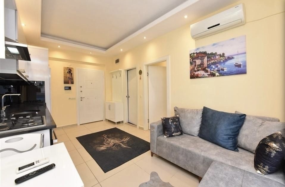 Alanya merkezinde, Kleopatra Plajı yakınında, denize 300 metre mesafede, eşyalı 1+1 daire.