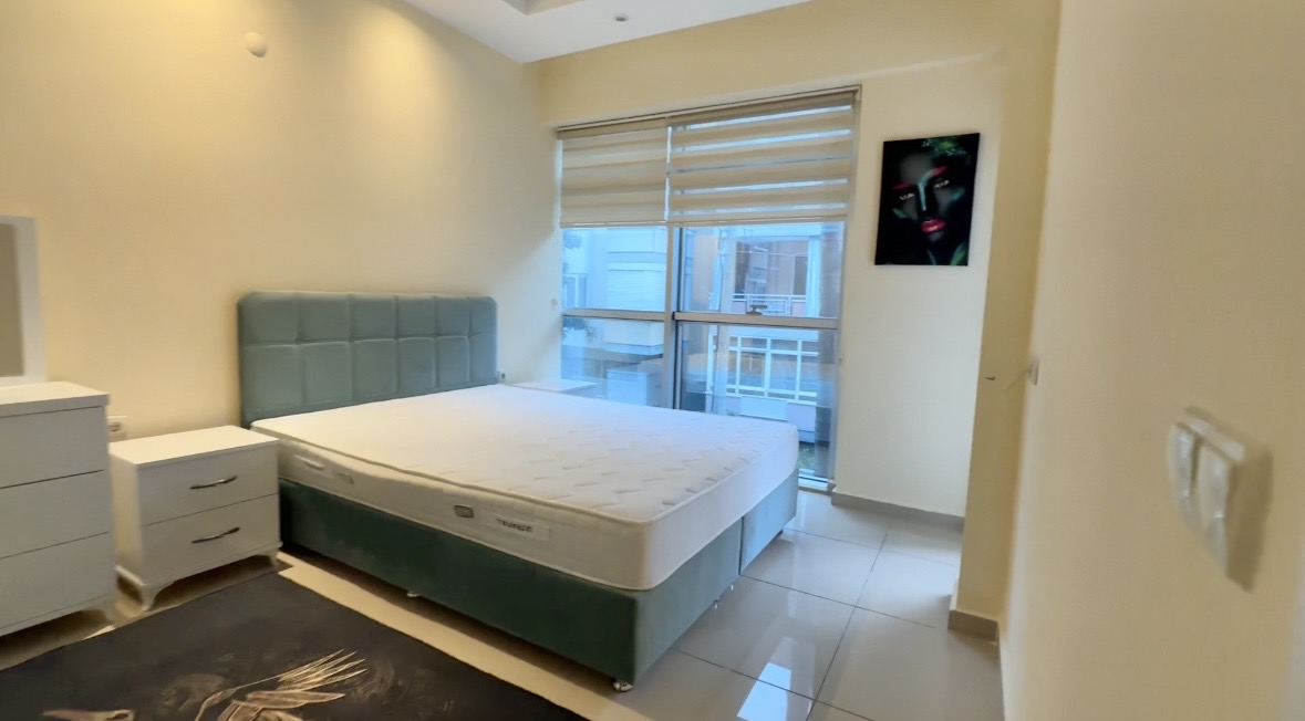 Alanya merkezinde, Kleopatra Plajı yakınında, denize 300 metre mesafede, eşyalı 1+1 daire.