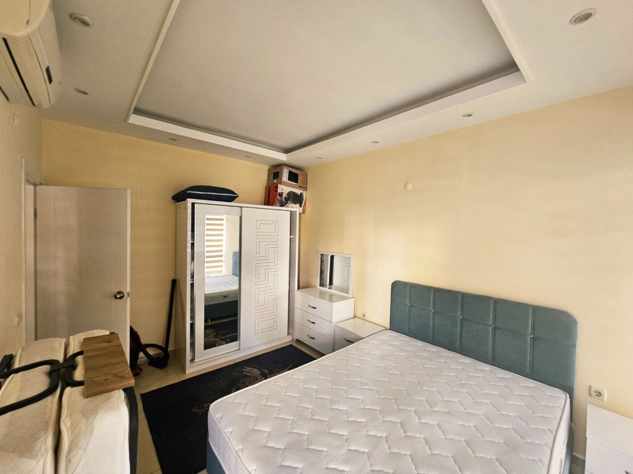 Alanya merkezinde, Kleopatra Plajı yakınında, denize 300 metre mesafede, eşyalı 1+1 daire.