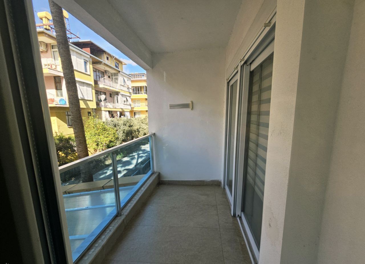 Alanya merkezinde, Kleopatra Plajı yakınında, denize 300 metre mesafede, eşyalı 1+1 daire.