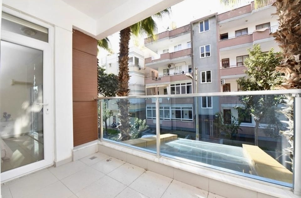 Alanya merkezinde, Kleopatra Plajı yakınında, denize 300 metre mesafede, eşyalı 1+1 daire.