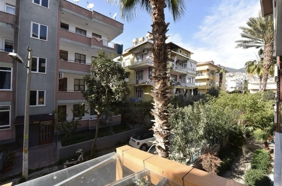 Alanya merkezinde, Kleopatra Plajı yakınında, denize 300 metre mesafede, eşyalı 1+1 daire.