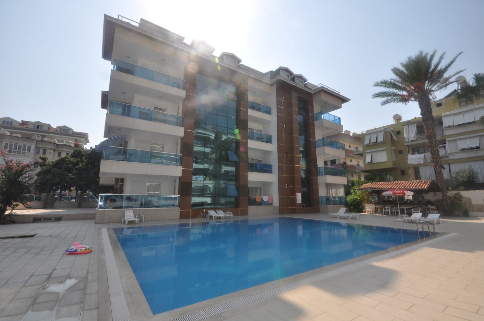 Alanya merkezinde, Kleopatra Plajı yakınında, denize 300 metre mesafede, eşyalı 1+1 daire.
