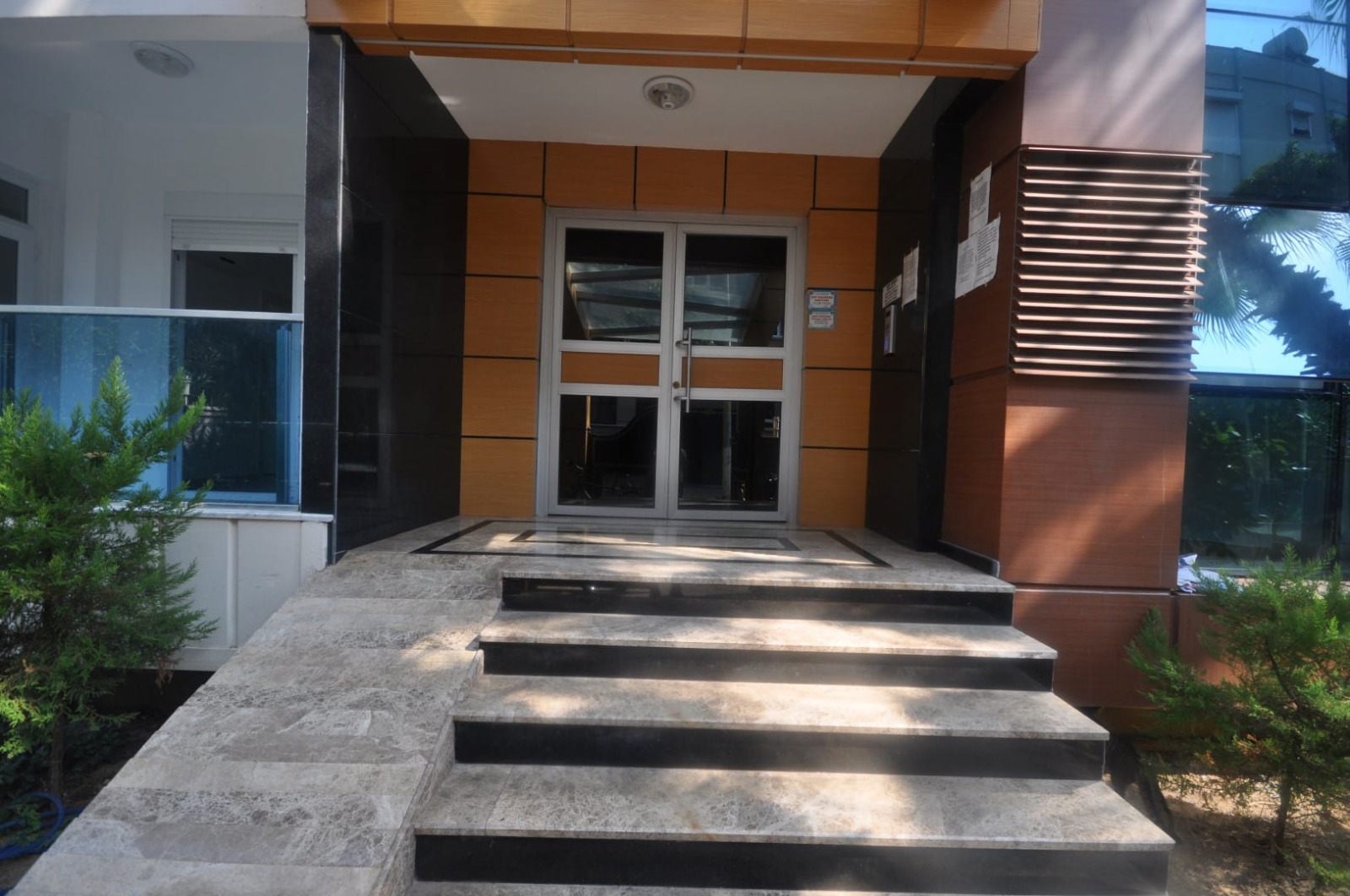 Alanya merkezinde, Kleopatra Plajı yakınında, denize 300 metre mesafede, eşyalı 1+1 daire.