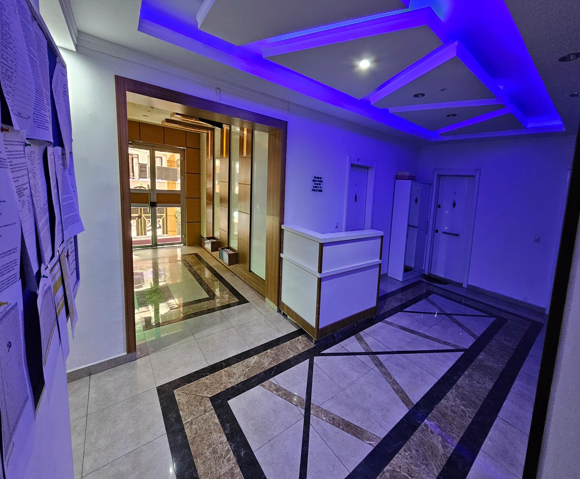 Alanya merkezinde, Kleopatra Plajı yakınında, denize 300 metre mesafede, eşyalı 1+1 daire.