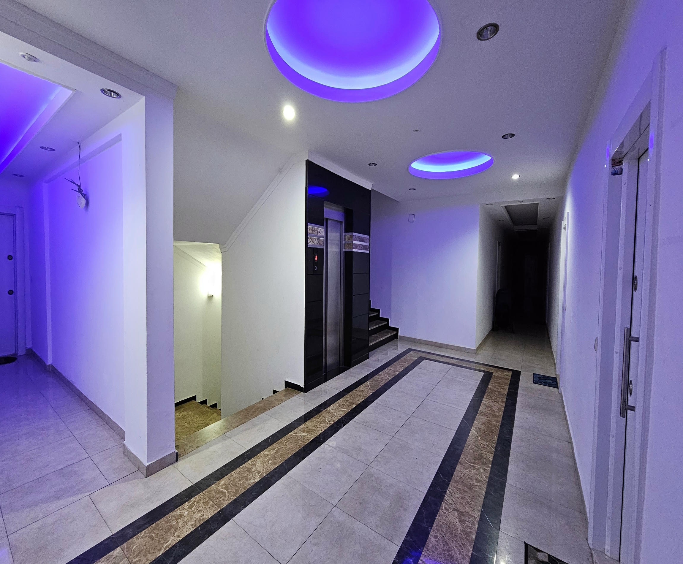 Alanya merkezinde, Kleopatra Plajı yakınında, denize 300 metre mesafede, eşyalı 1+1 daire.