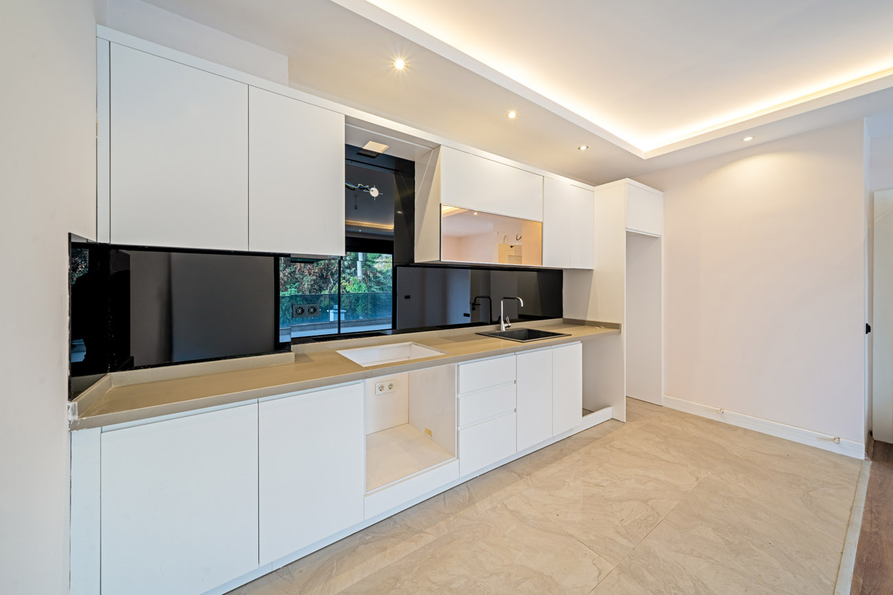 Alanya'nın merkezinde, konforlu bir sitede yeni bir üç odalı daire.