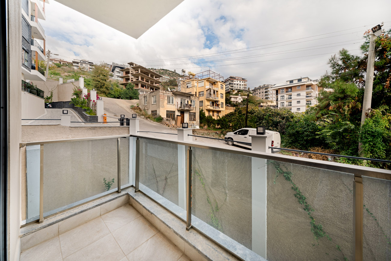 Alanya'nın merkezinde, konforlu bir sitede yeni bir üç odalı daire.