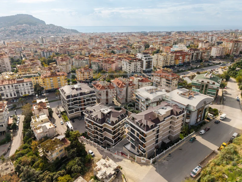 Alanya'nın merkezinde, konforlu bir sitede yeni bir üç odalı daire.