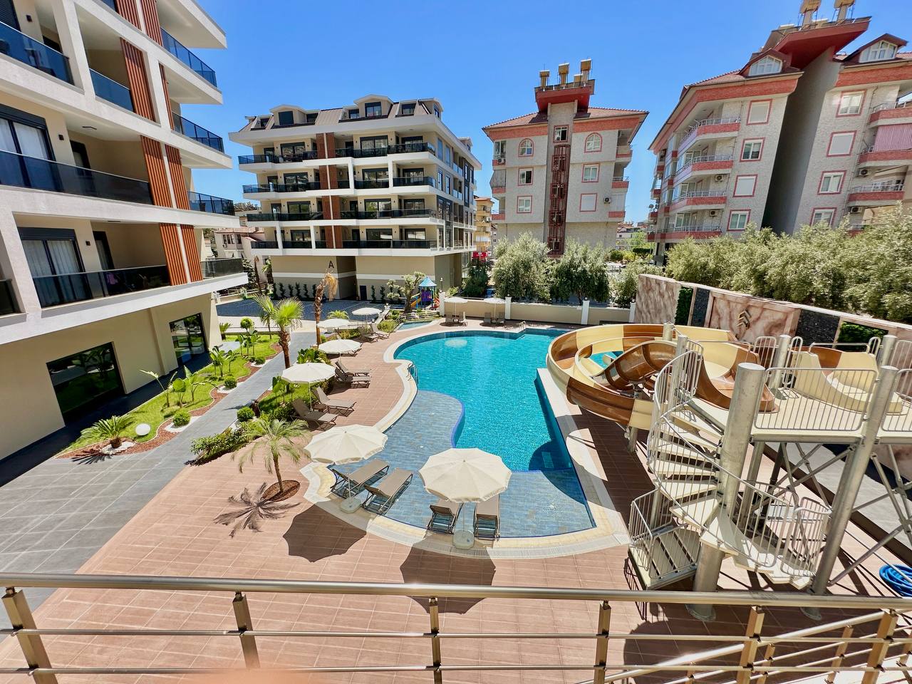 Alanya'nın merkezinde, konforlu bir sitede yeni bir üç odalı daire.