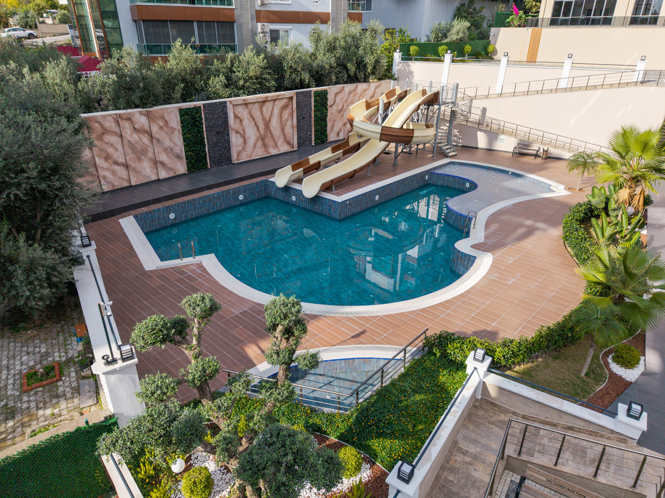 Alanya'nın merkezinde, konforlu bir sitede yeni bir üç odalı daire.