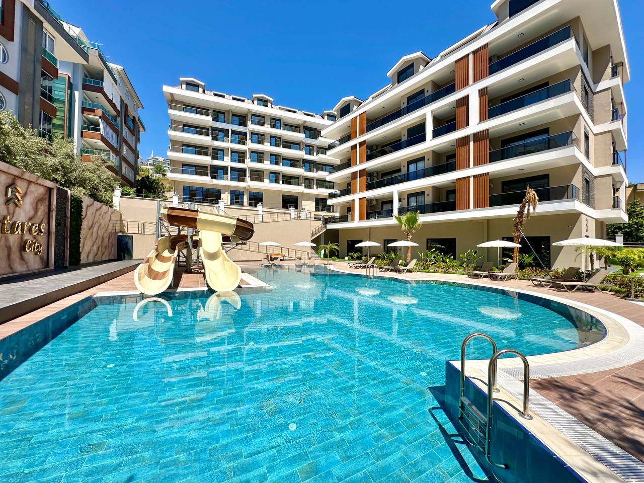 Alanya'nın merkezinde, konforlu bir sitede yeni bir üç odalı daire.