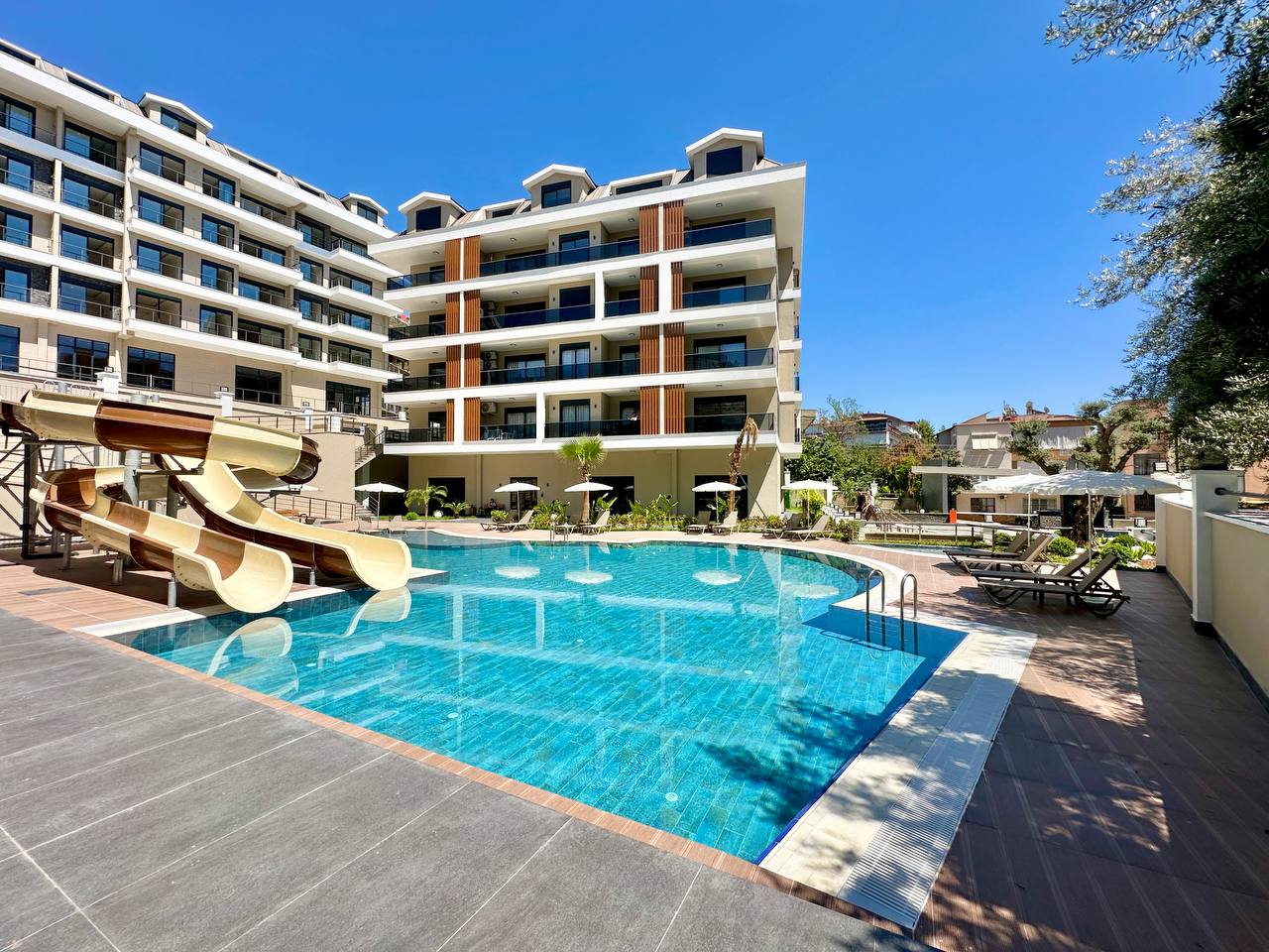 Alanya'nın merkezinde, konforlu bir sitede yeni bir üç odalı daire.