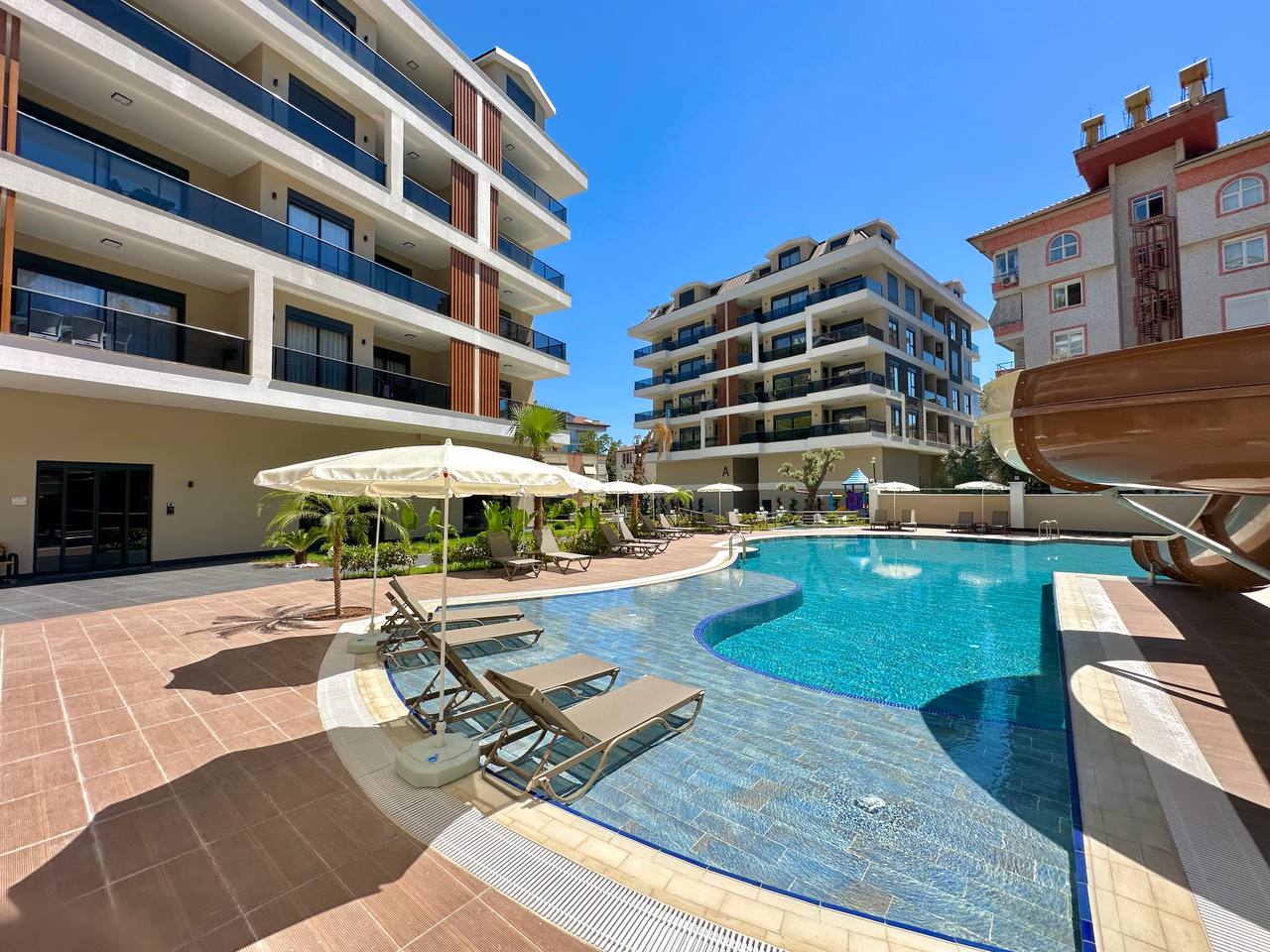 Alanya'nın merkezinde, konforlu bir sitede yeni bir üç odalı daire.