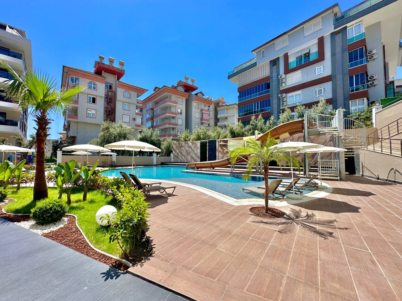 Alanya'nın merkezinde, konforlu bir sitede yeni bir üç odalı daire.