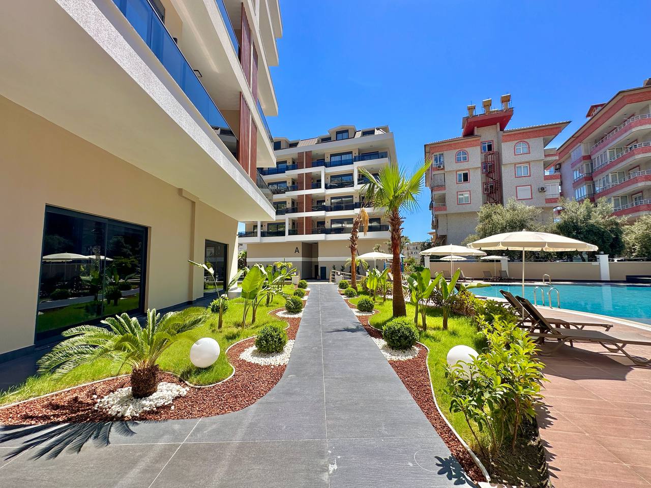 Alanya'nın merkezinde, konforlu bir sitede yeni bir üç odalı daire.