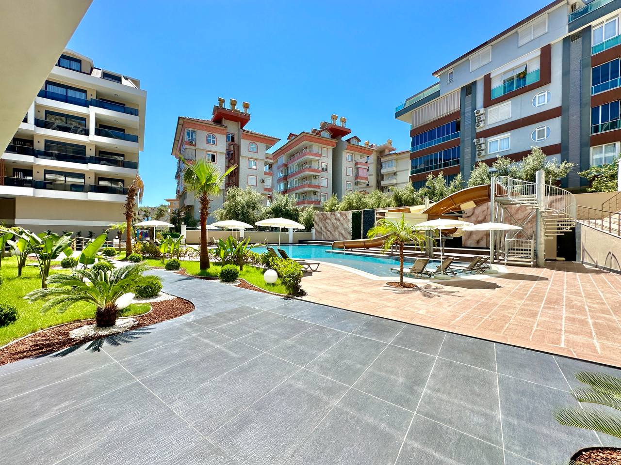 Alanya'nın merkezinde, konforlu bir sitede yeni bir üç odalı daire.
