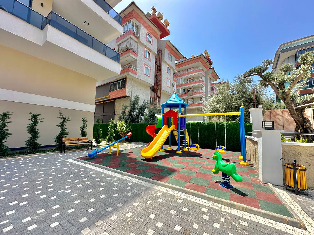 Alanya'nın merkezinde, konforlu bir sitede yeni bir üç odalı daire.