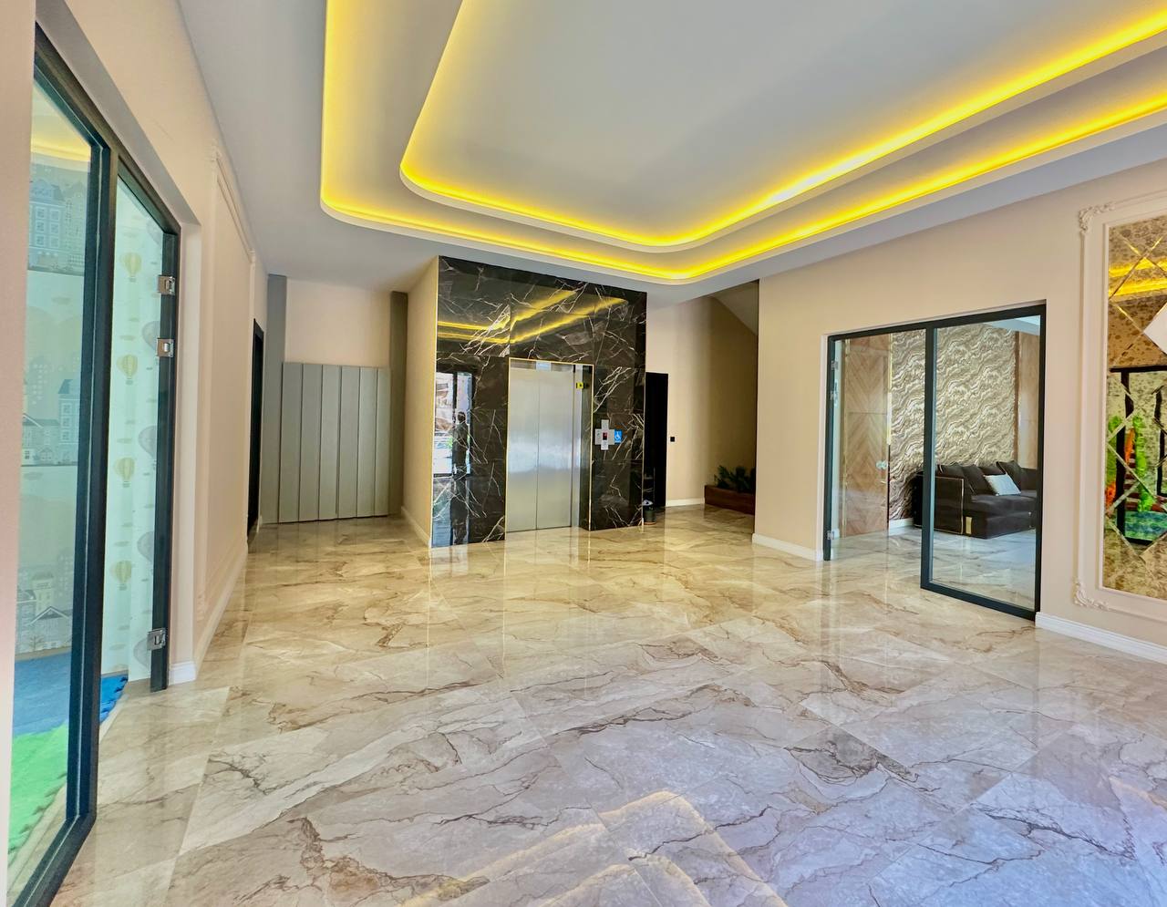 Alanya'nın merkezinde, konforlu bir sitede yeni bir üç odalı daire.