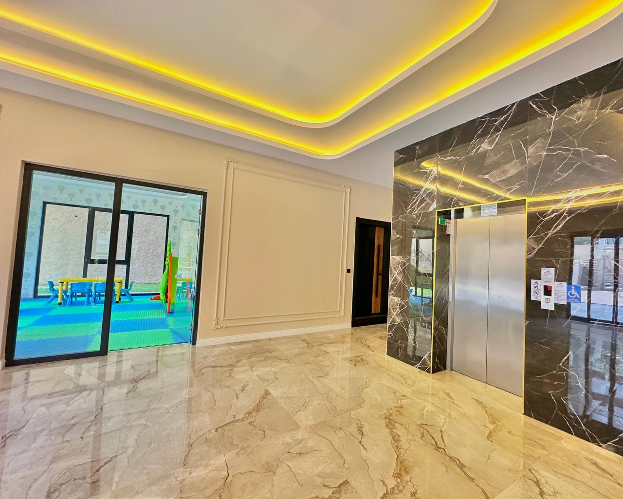 Alanya'nın merkezinde, konforlu bir sitede yeni bir üç odalı daire.