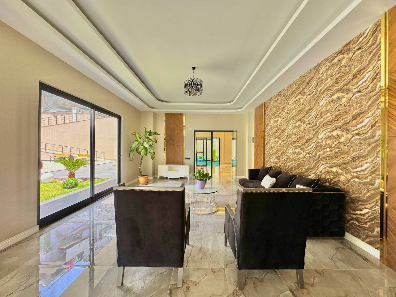 Alanya'nın merkezinde, konforlu bir sitede yeni bir üç odalı daire.
