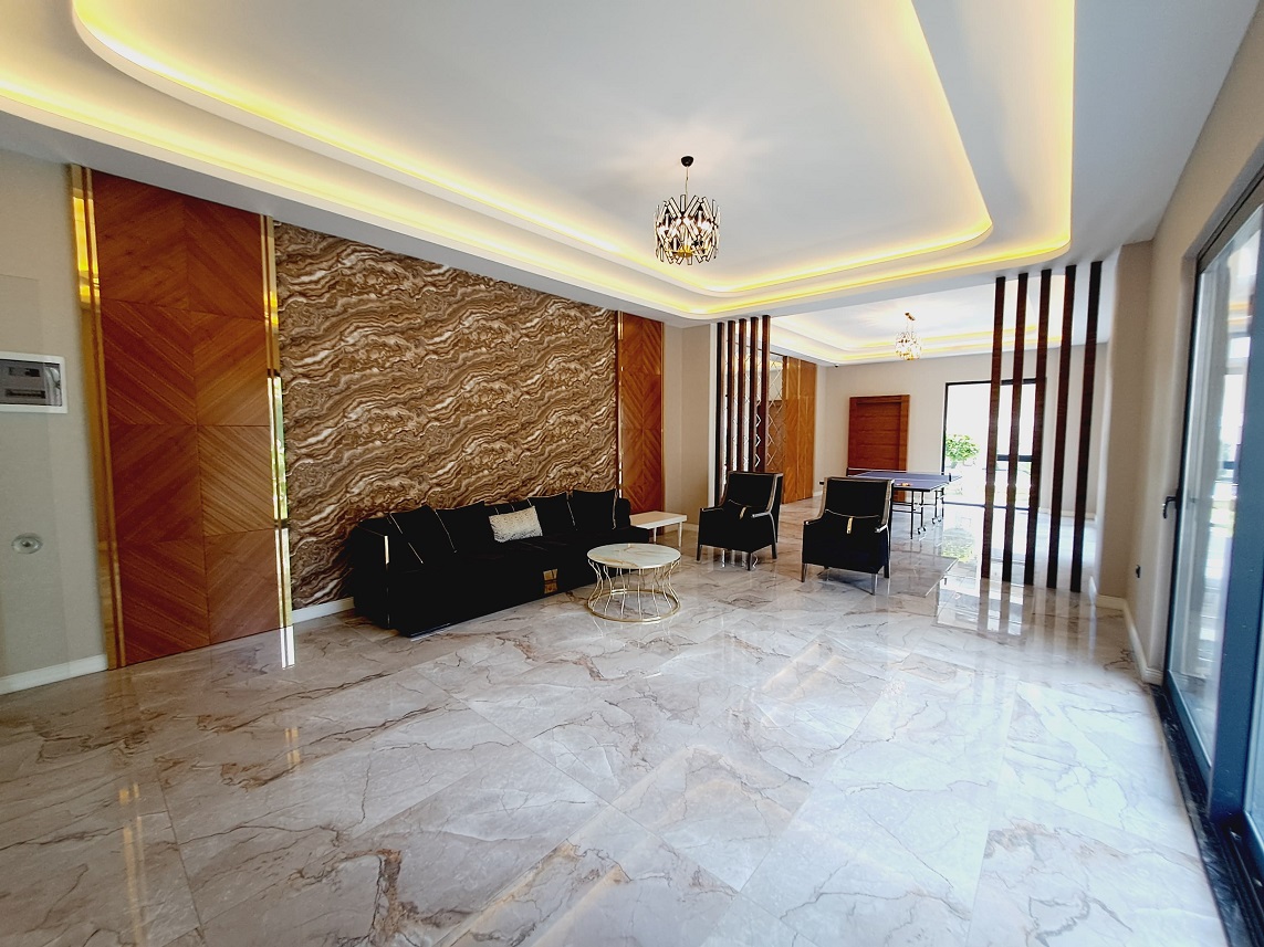 Alanya'nın merkezinde, konforlu bir sitede yeni bir üç odalı daire.