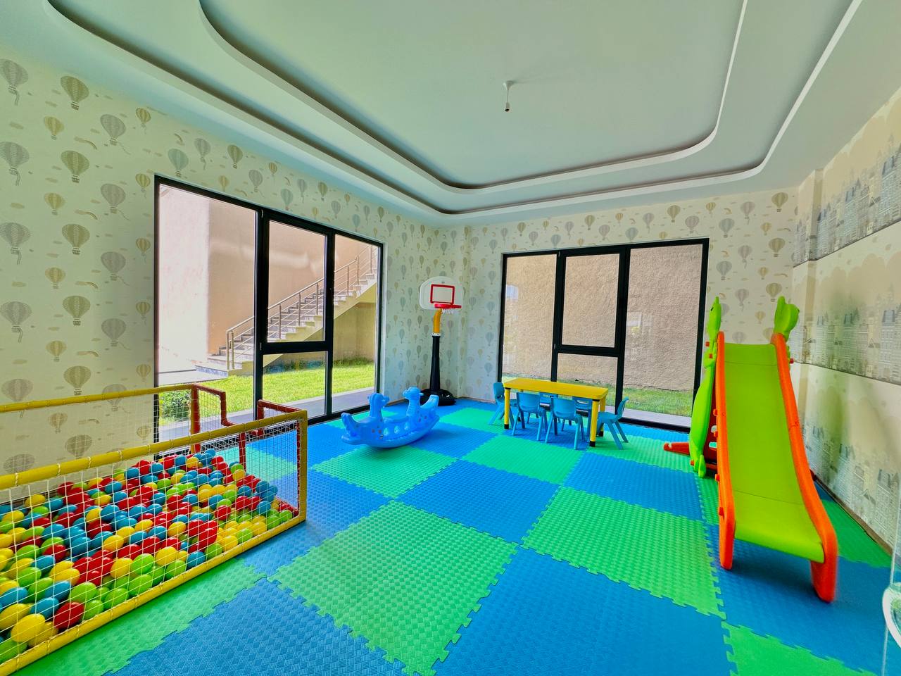 Alanya'nın merkezinde, konforlu bir sitede yeni bir üç odalı daire.