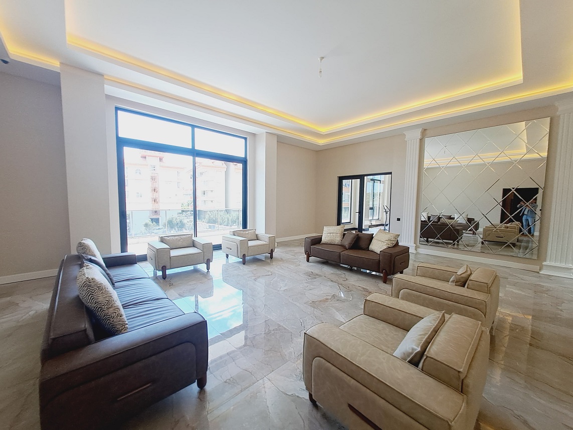 Alanya'nın merkezinde, konforlu bir sitede yeni bir üç odalı daire.