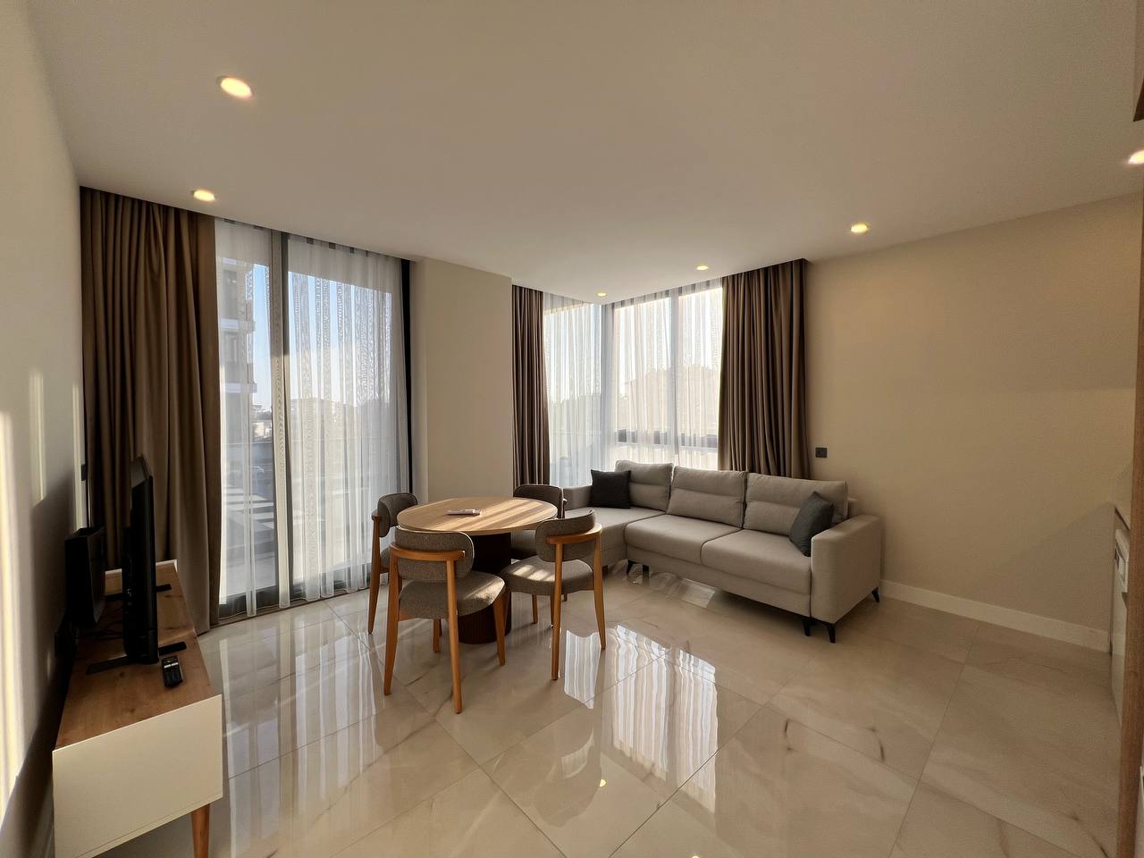 Alanya'nın merkezinde, Kleopatra Plajı bölgesinde, sahibinden doğrudan kiralık, eşyalı 2+1 daire.