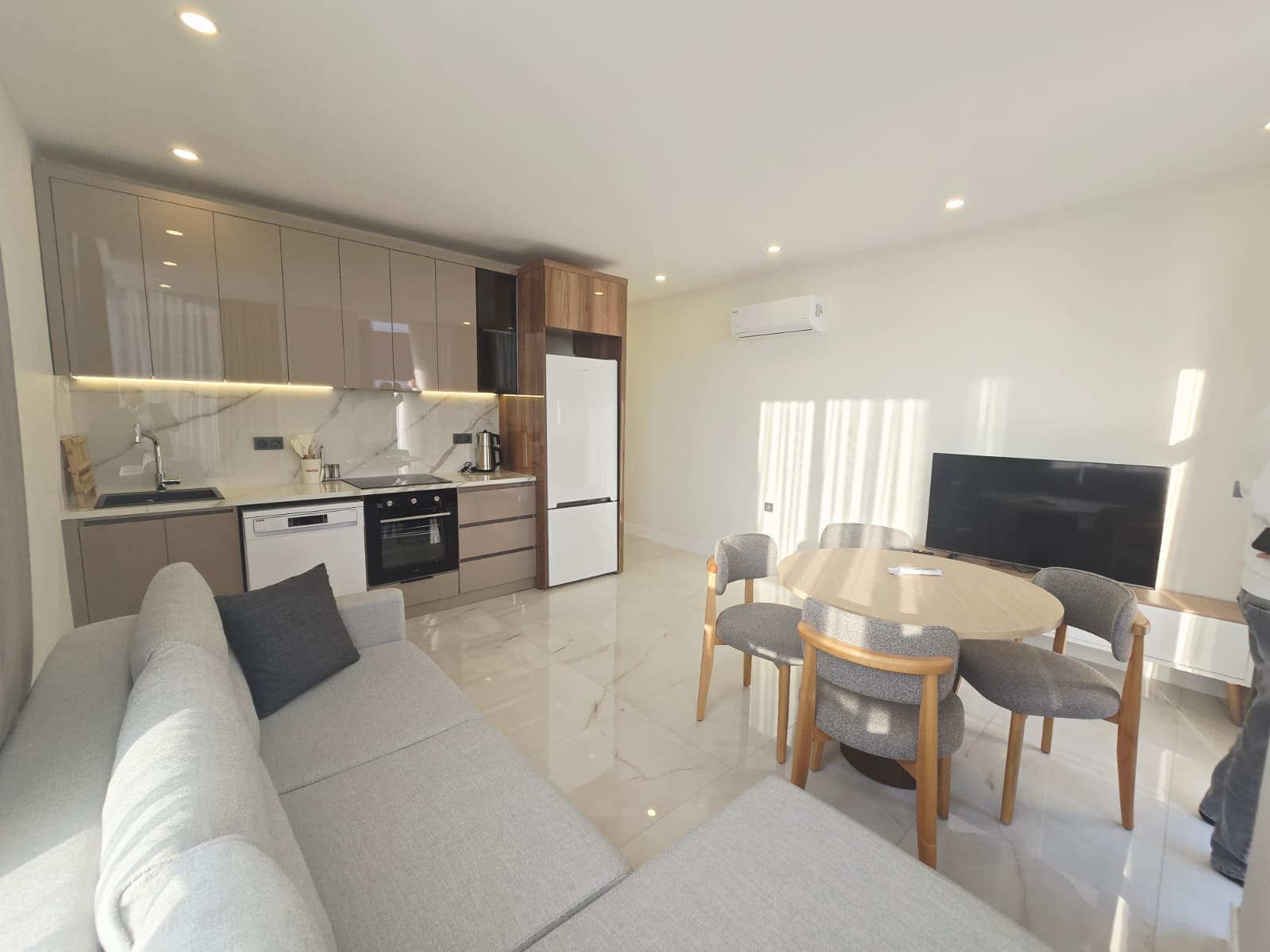 Alanya'nın merkezinde, Kleopatra Plajı bölgesinde, sahibinden doğrudan kiralık, eşyalı 2+1 daire.
