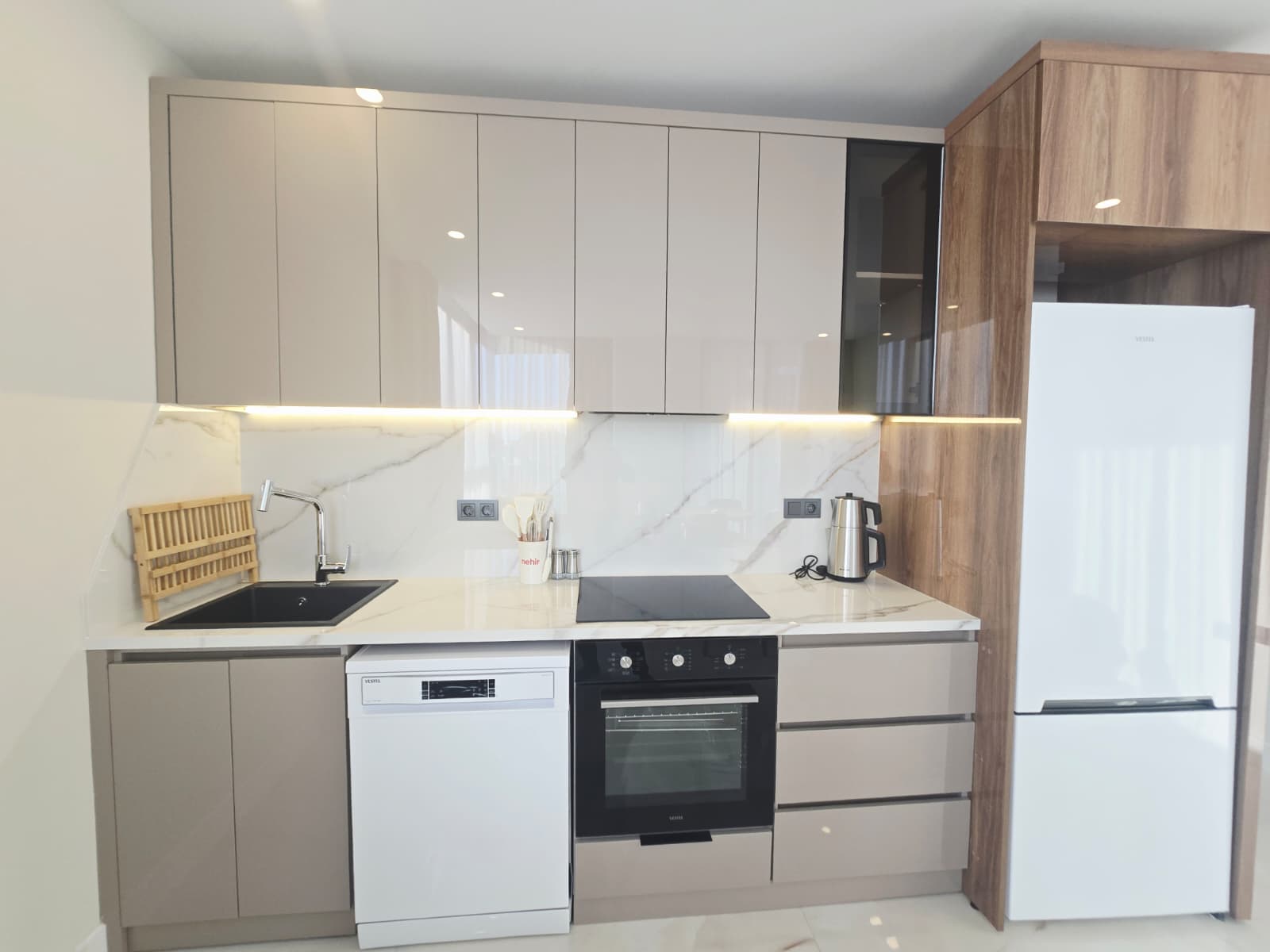 Alanya'nın merkezinde, Kleopatra Plajı bölgesinde, sahibinden doğrudan kiralık, eşyalı 2+1 daire.