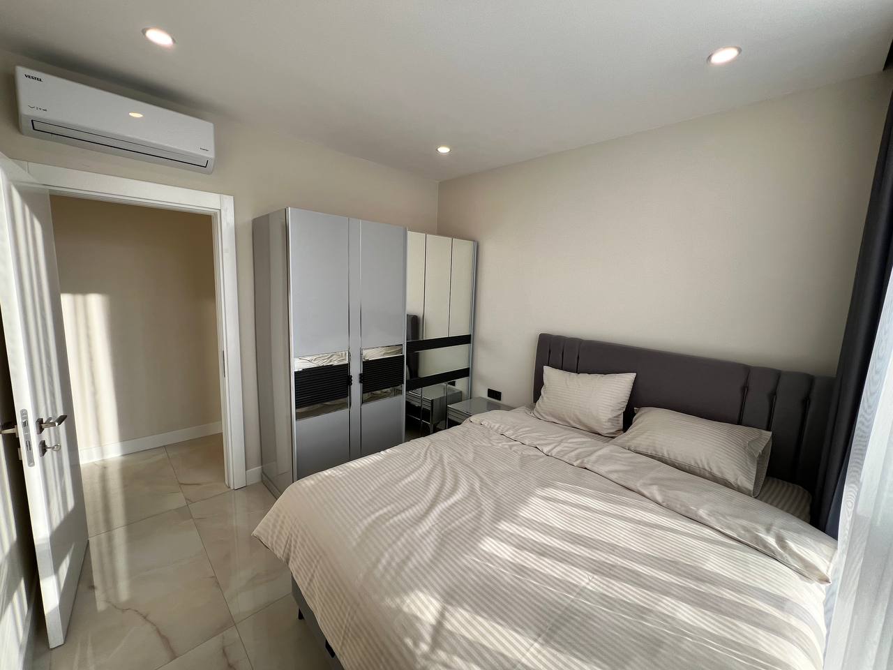 Alanya'nın merkezinde, Kleopatra Plajı bölgesinde, sahibinden doğrudan kiralık, eşyalı 2+1 daire.