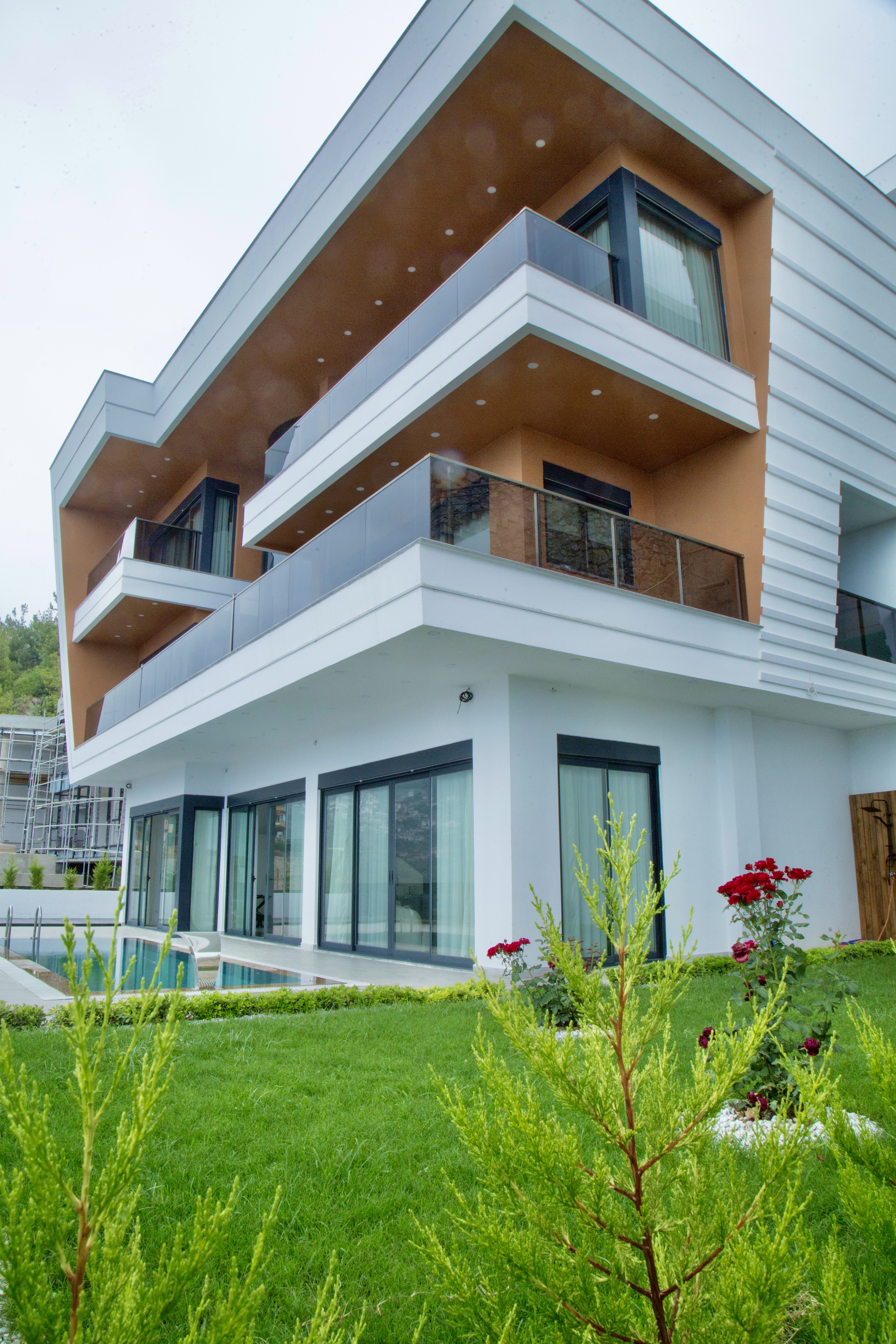 Alanya Bektaş bölgesinde, panoramik manzaralı ve özel araziye sahip lüks villa.