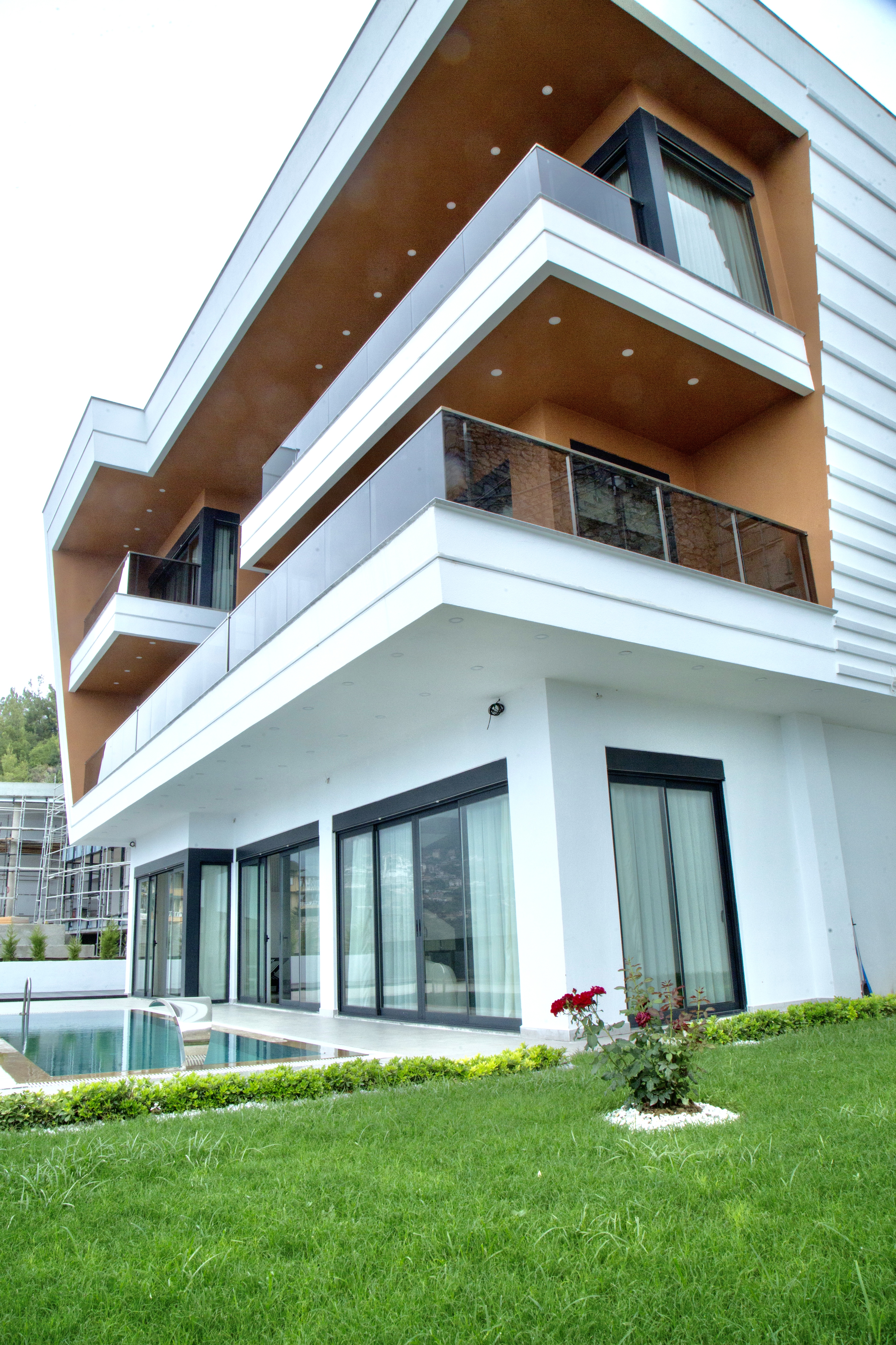 Alanya Bektaş bölgesinde, panoramik manzaralı ve özel araziye sahip lüks villa.