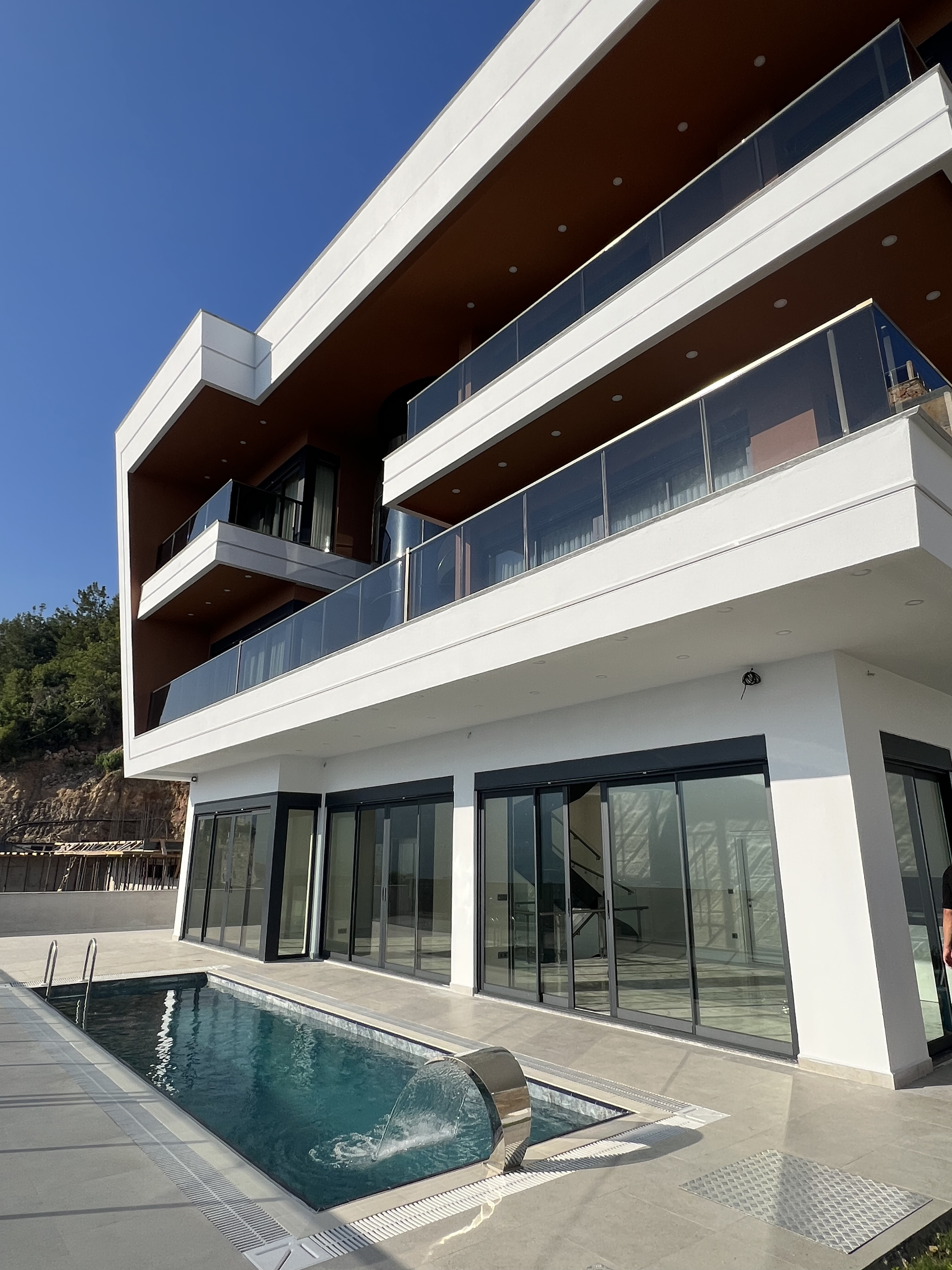 Alanya Bektaş bölgesinde, panoramik manzaralı ve özel araziye sahip lüks villa.