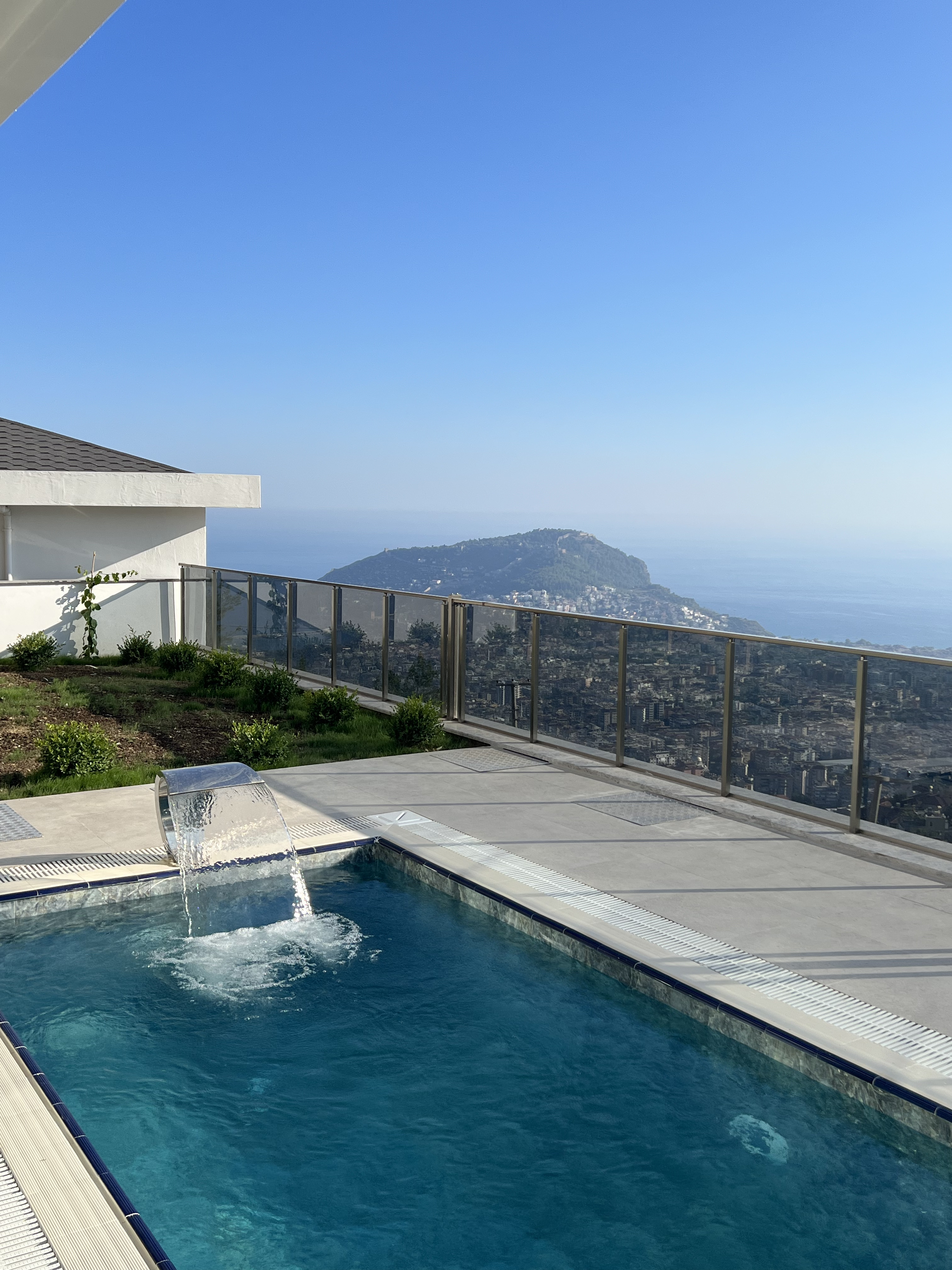 Alanya Bektaş bölgesinde, panoramik manzaralı ve özel araziye sahip lüks villa.