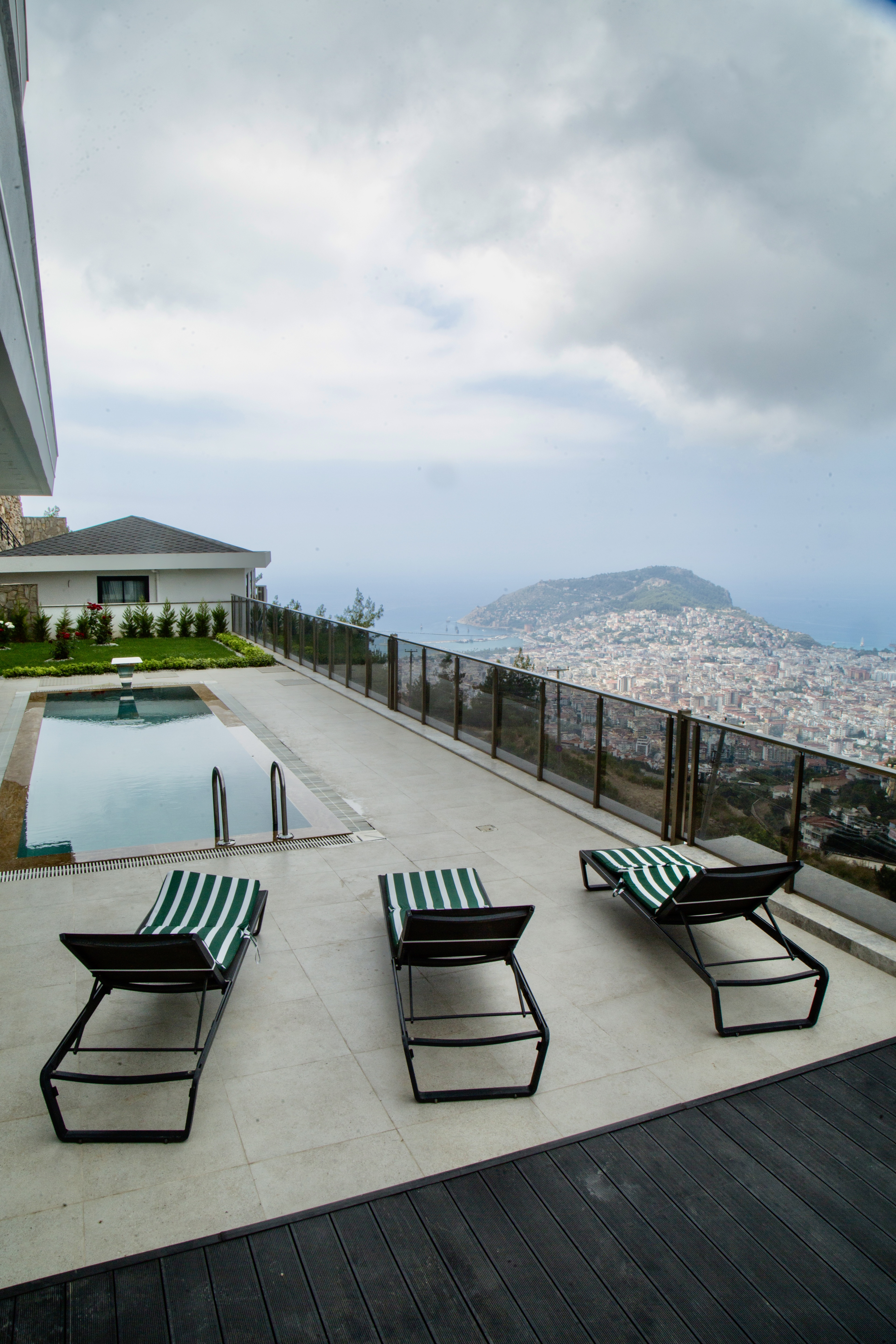 Alanya Bektaş bölgesinde, panoramik manzaralı ve özel araziye sahip lüks villa.