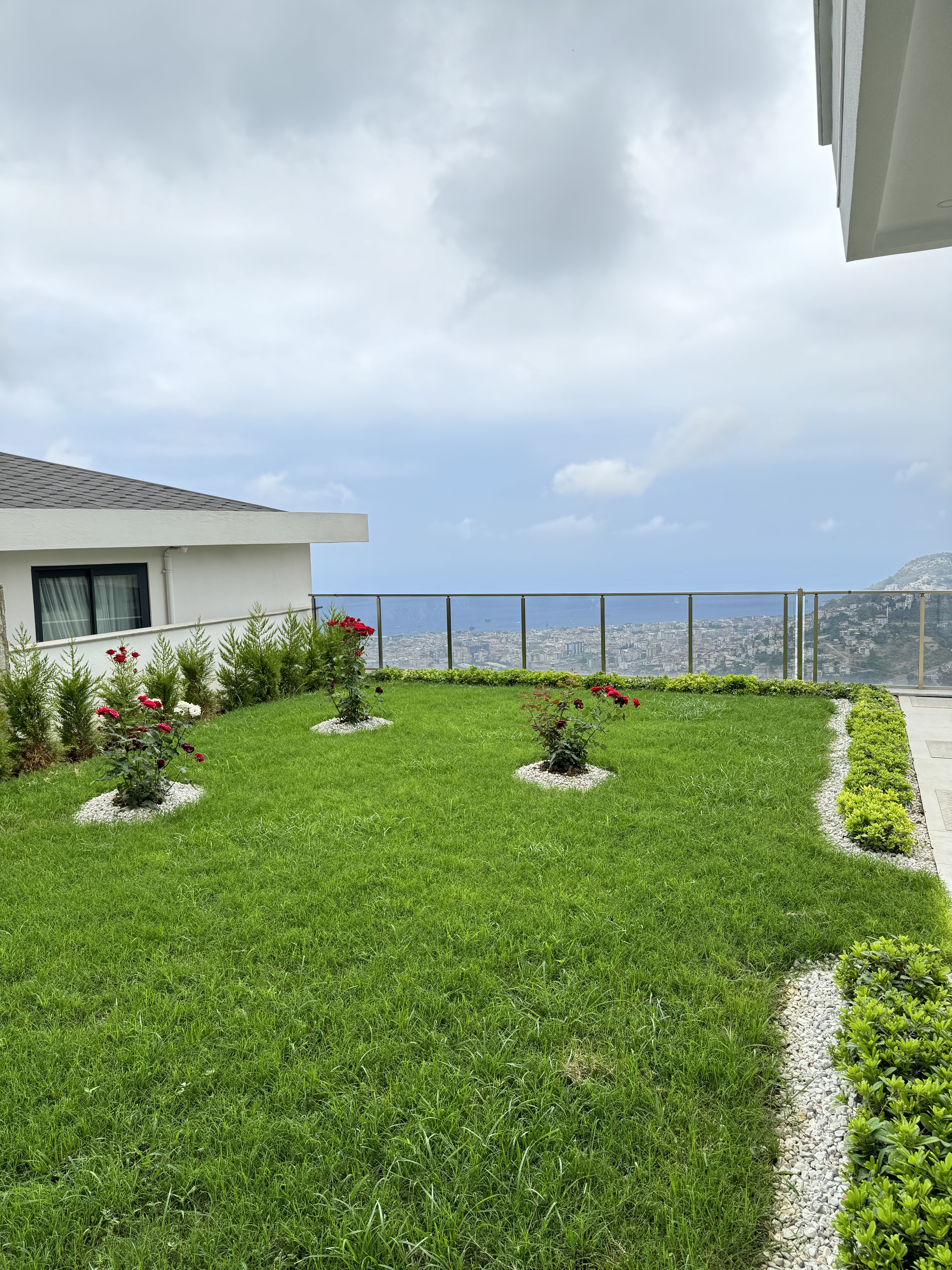 Alanya Bektaş bölgesinde, panoramik manzaralı ve özel araziye sahip lüks villa.