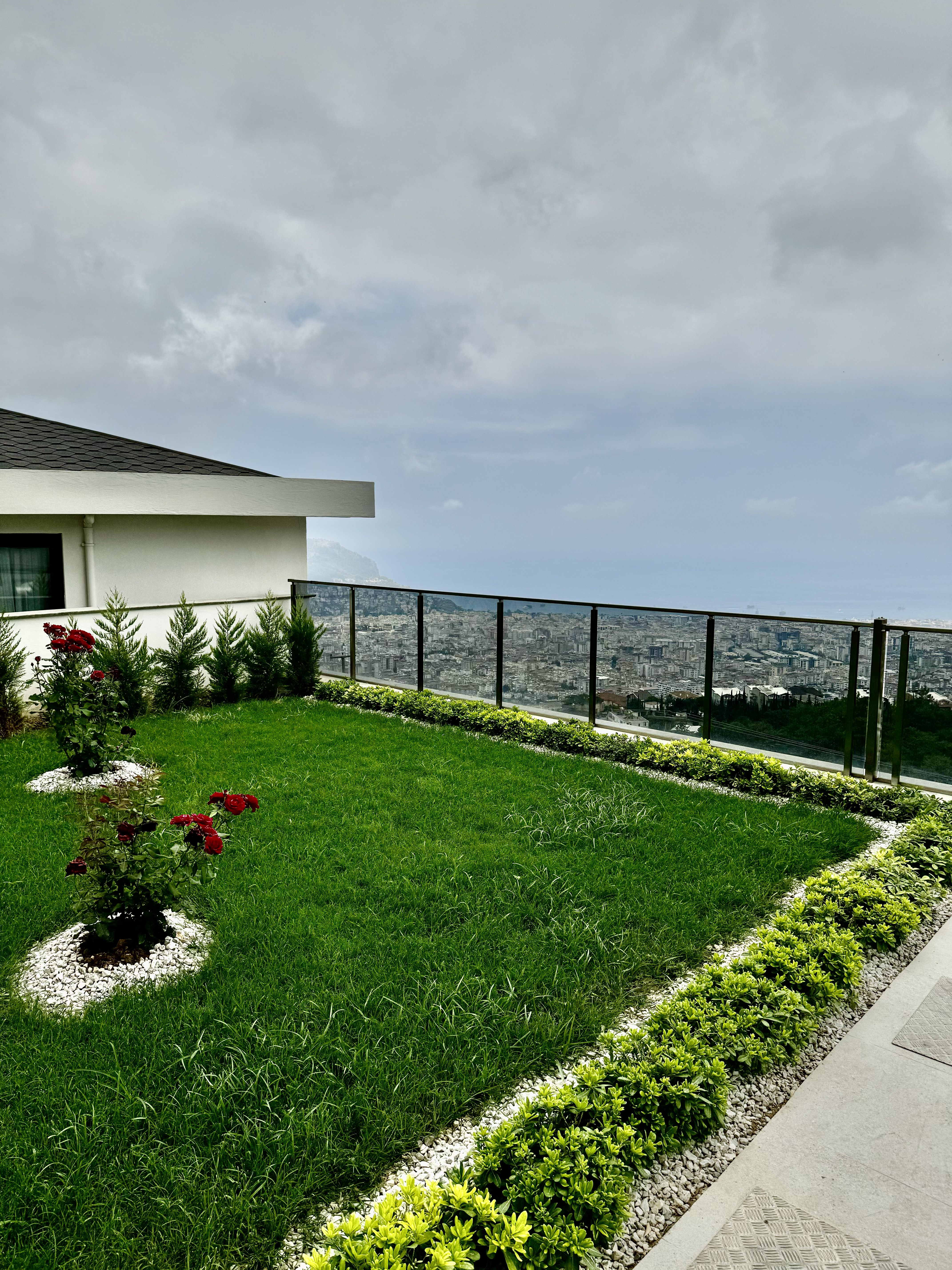 Alanya Bektaş bölgesinde, panoramik manzaralı ve özel araziye sahip lüks villa.