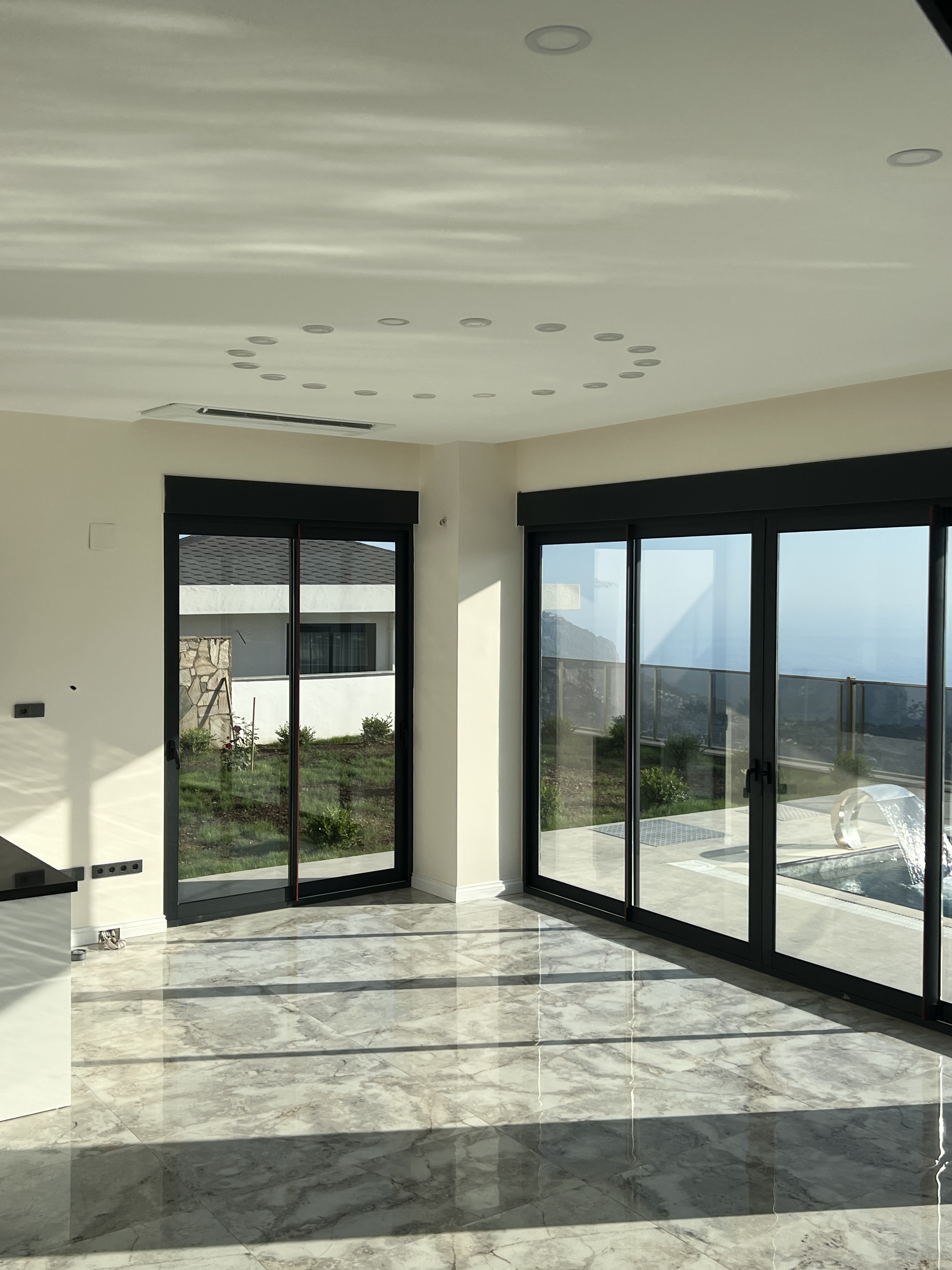 Alanya Bektaş bölgesinde, panoramik manzaralı ve özel araziye sahip lüks villa.