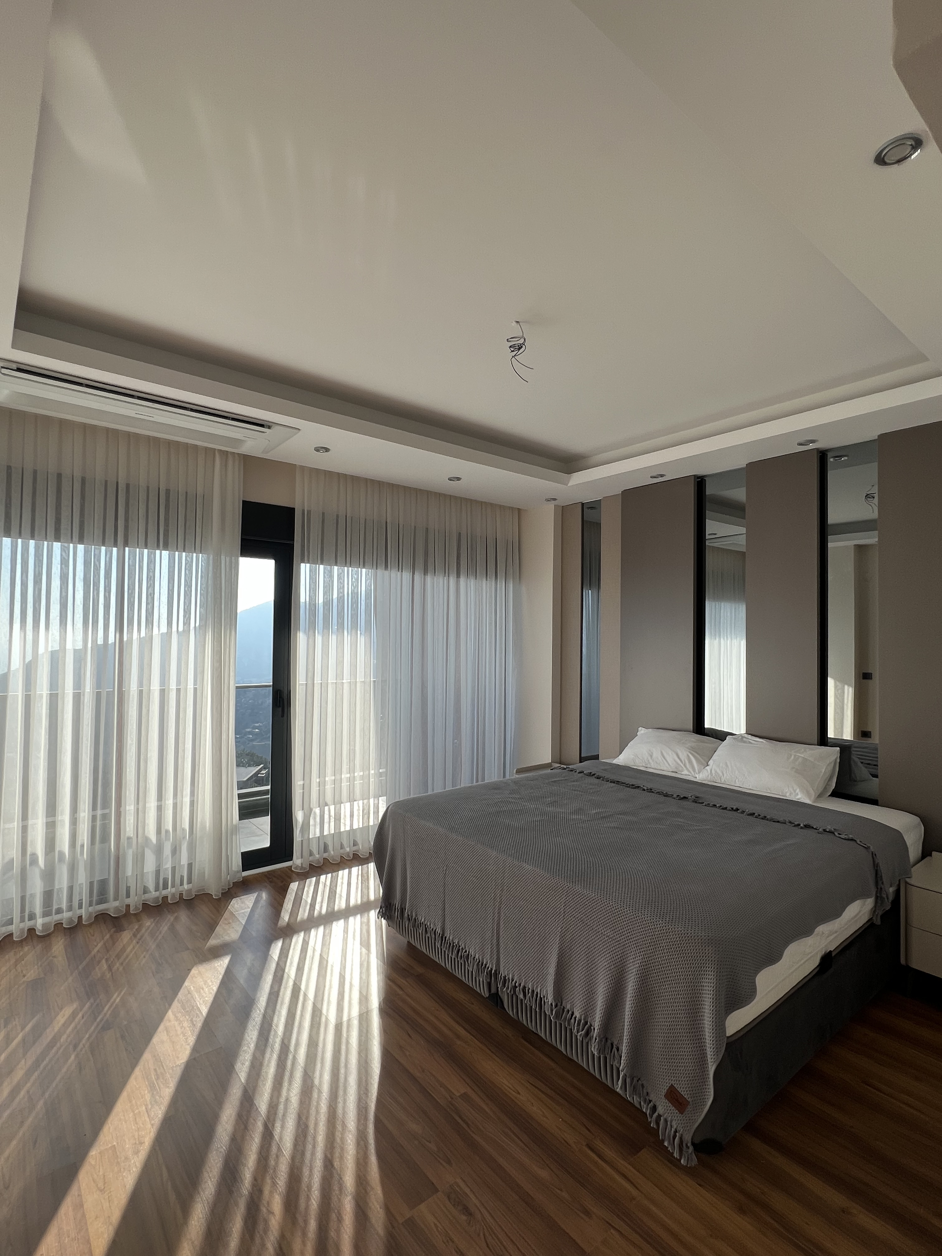 Alanya Bektaş bölgesinde, panoramik manzaralı ve özel araziye sahip lüks villa.