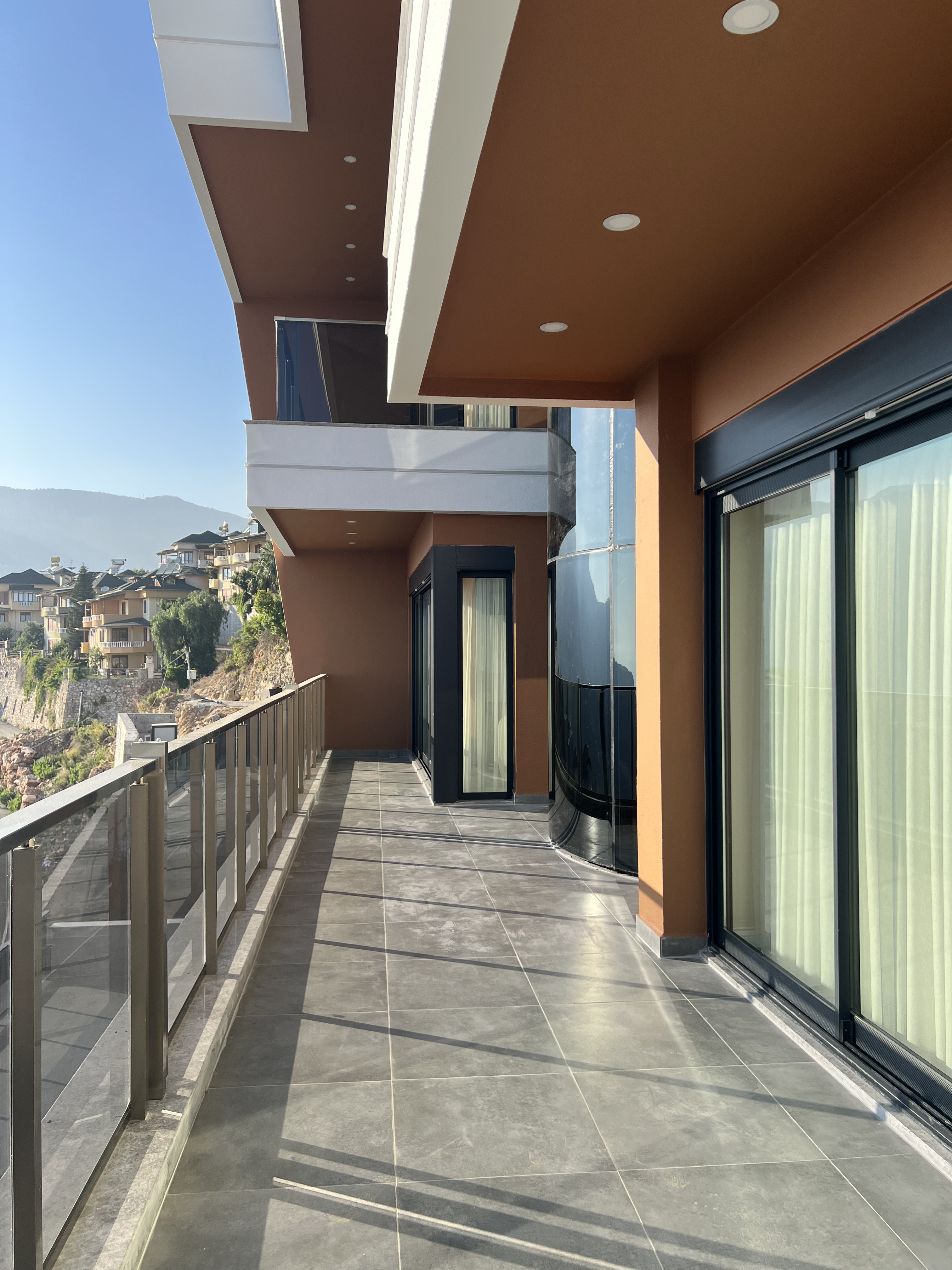 Alanya Bektaş bölgesinde, panoramik manzaralı ve özel araziye sahip lüks villa.