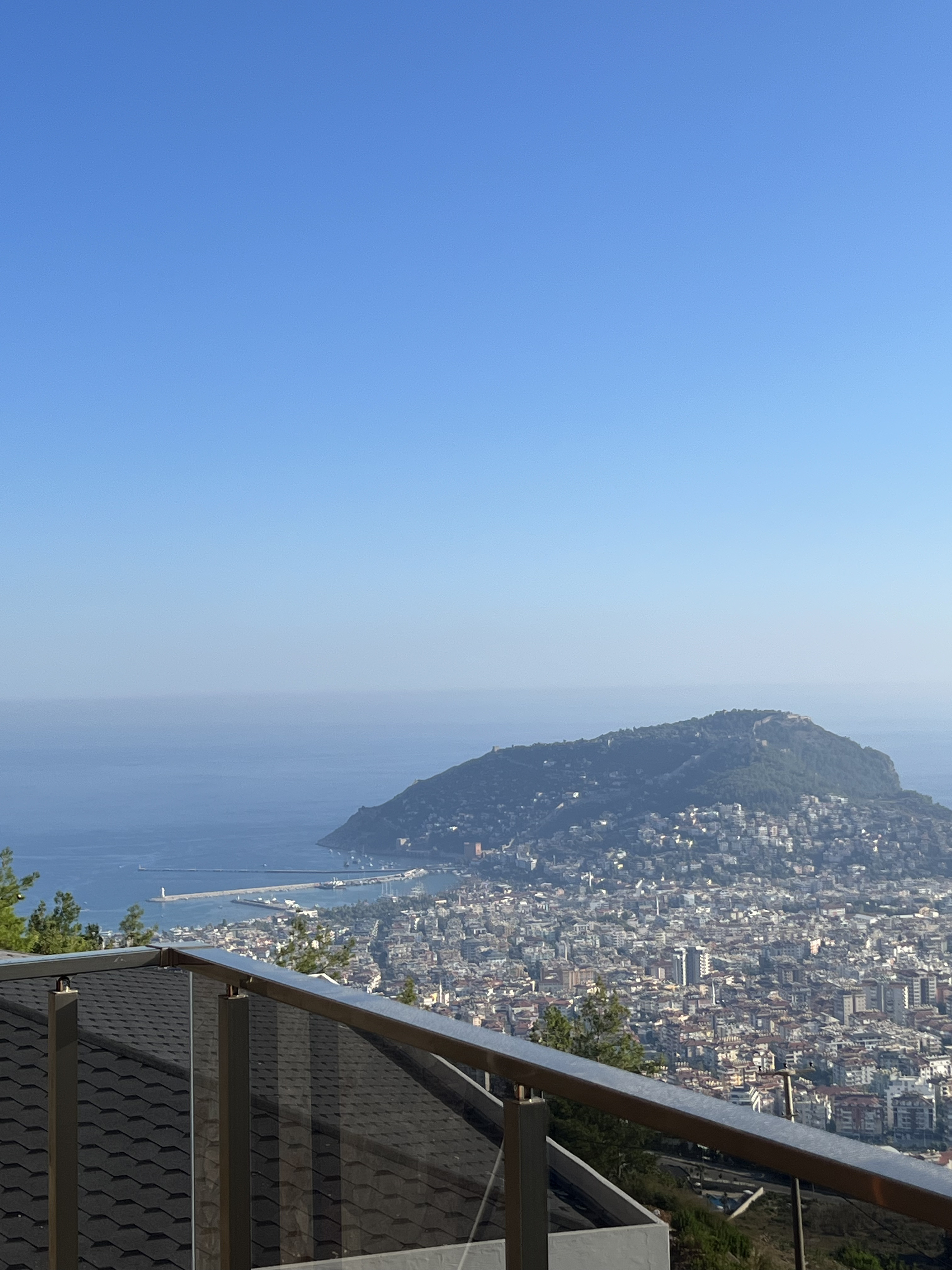 Alanya Bektaş bölgesinde, panoramik manzaralı ve özel araziye sahip lüks villa.