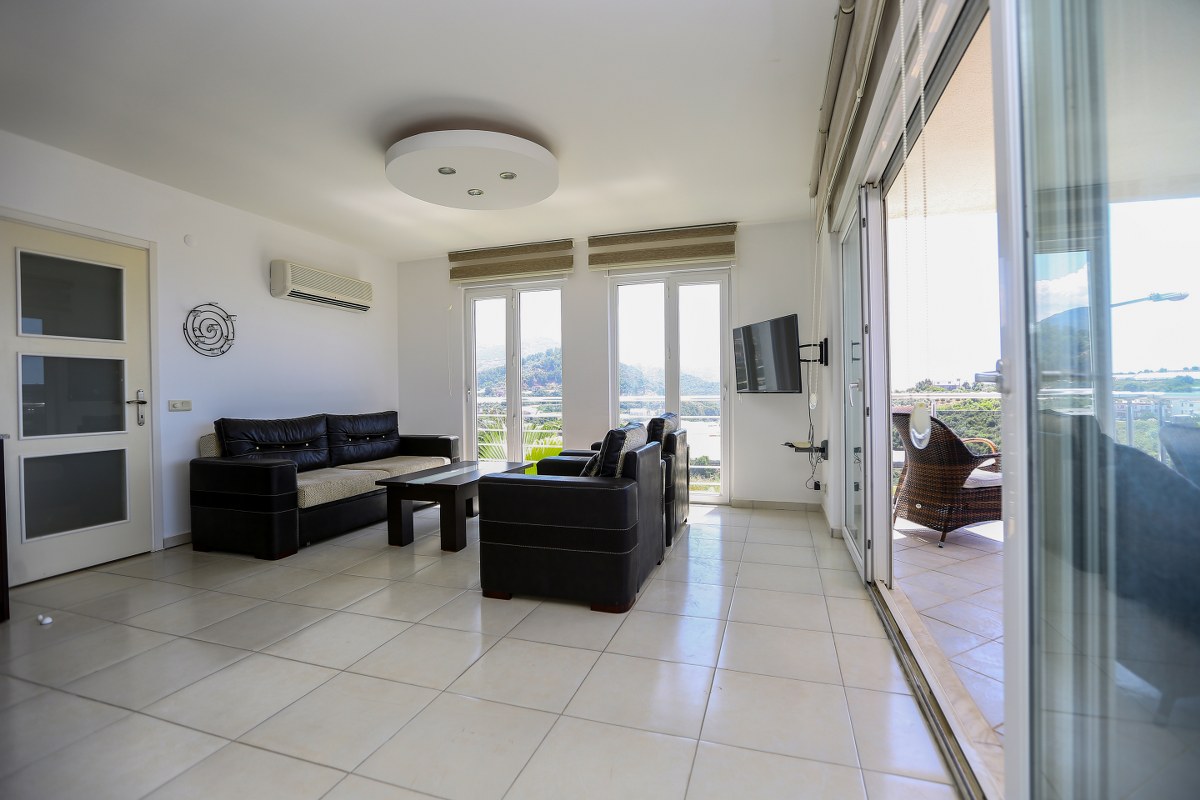 Alanya Konaklı'da panoramik manzaralı 3+1 dubleks çatı katı dairesi