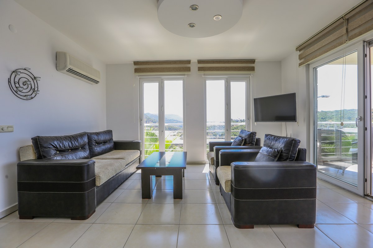Alanya Konaklı'da panoramik manzaralı 3+1 dubleks çatı katı dairesi