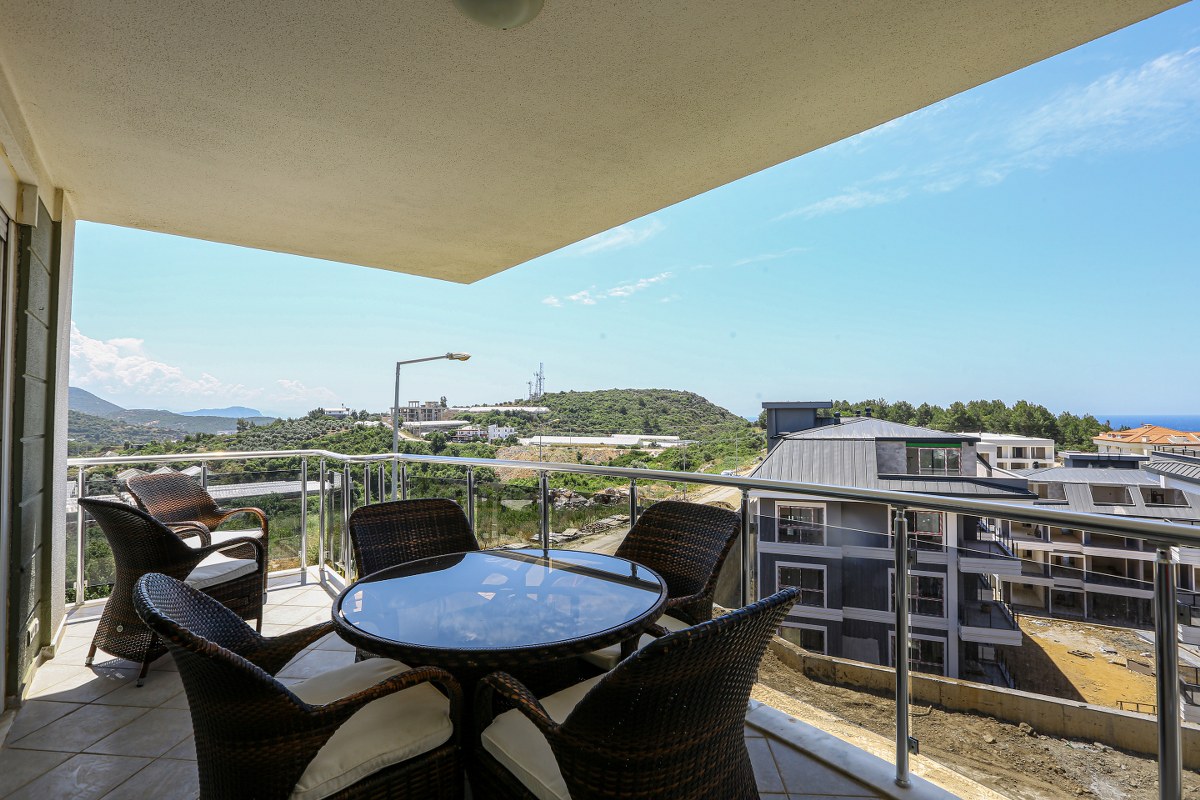 Alanya Konaklı'da panoramik manzaralı 3+1 dubleks çatı katı dairesi