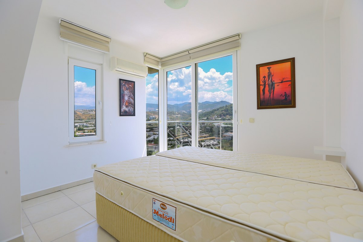 Alanya Konaklı'da panoramik manzaralı 3+1 dubleks çatı katı dairesi